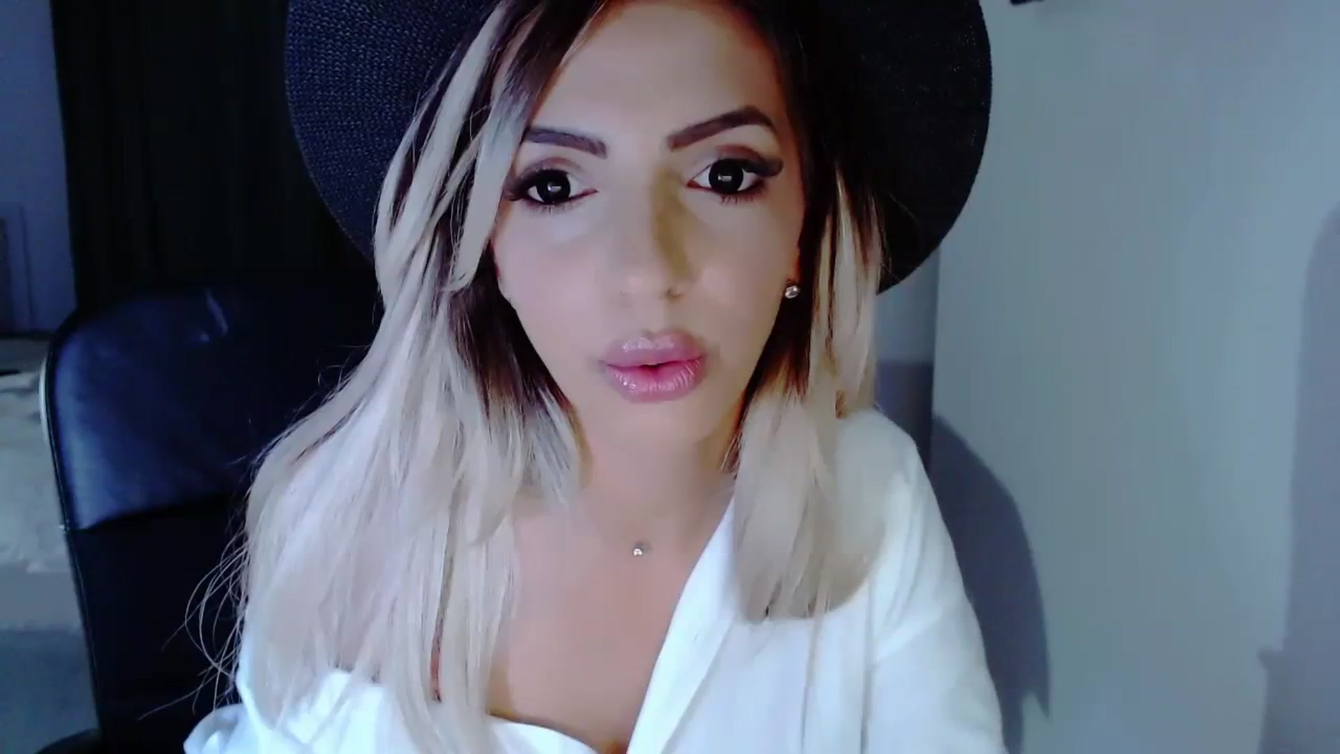 Gallery image thumbnail from Diamondblack5's myfreecams stream on, 08/13/2023, 23:31 image 3 of 20