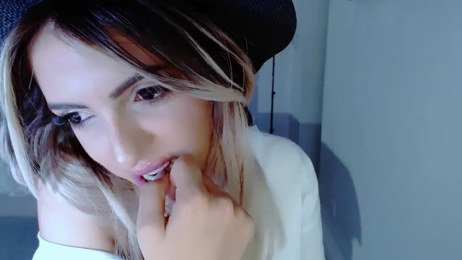 Gallery image thumbnail from Diamondblack5's myfreecams stream on, 08/13/2023, 23:59 image 10 of 20