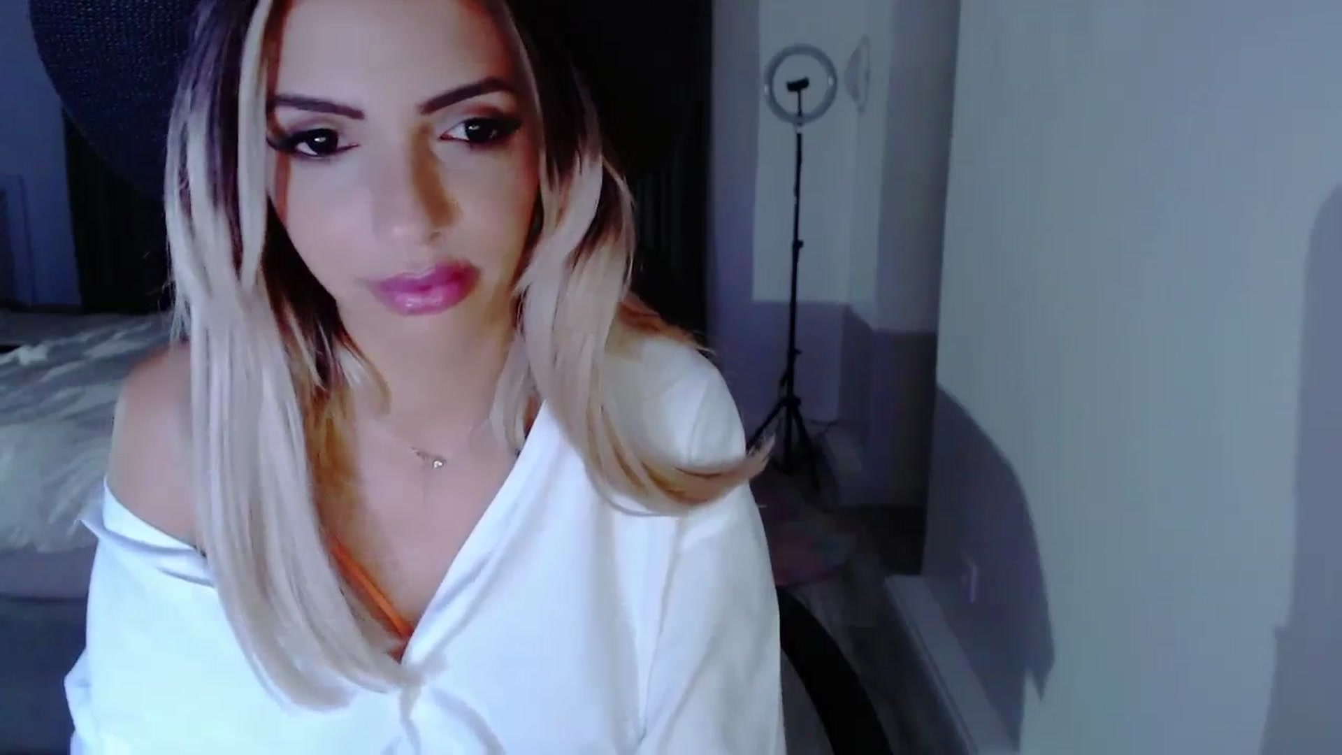 Gallery image thumbnail from Diamondblack5's myfreecams stream on, 08/14/2023, 02:32 image 6 of 20