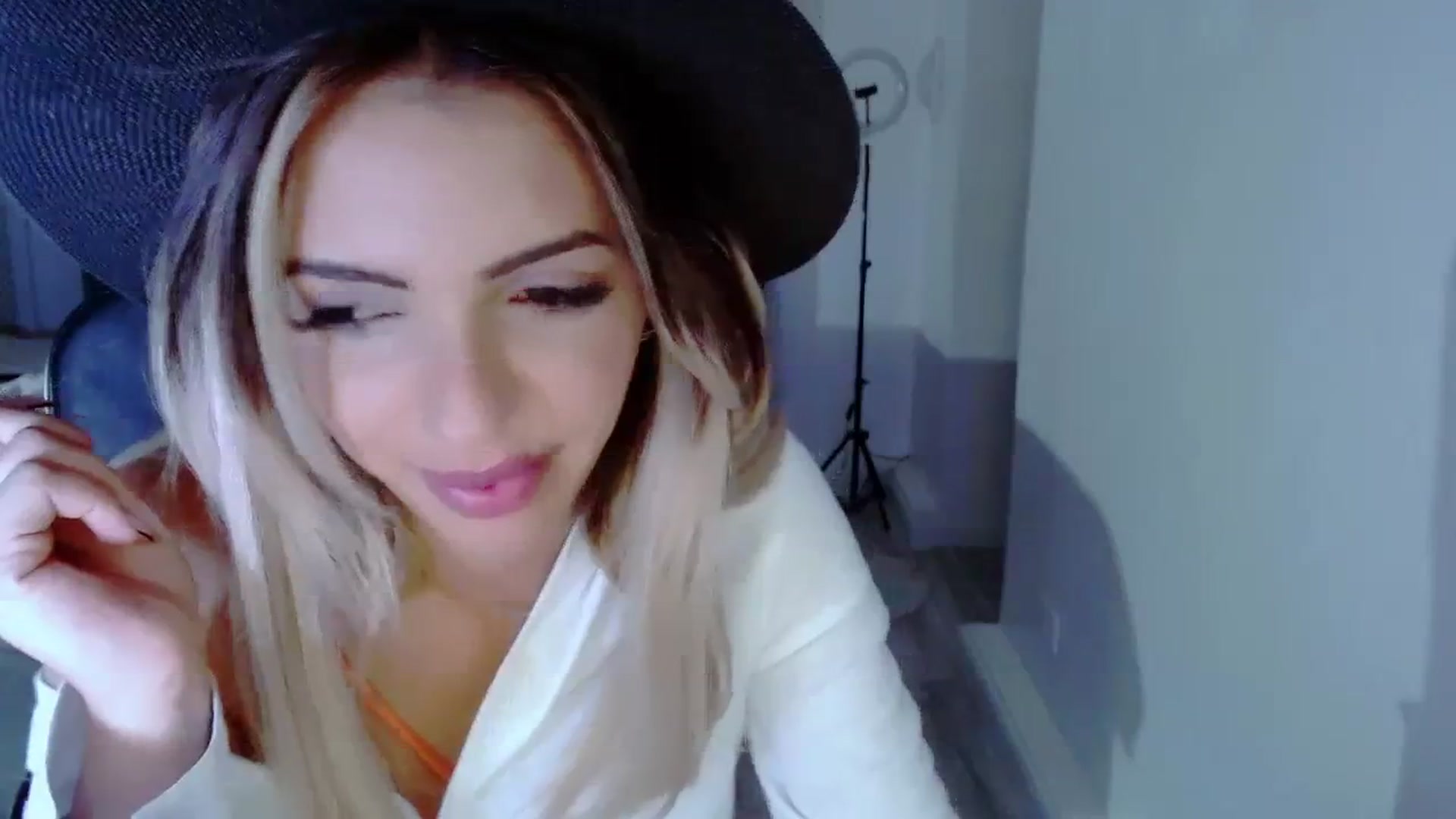 Gallery image thumbnail from Diamondblack5's myfreecams stream on, 08/14/2023, 02:32 image 12 of 20