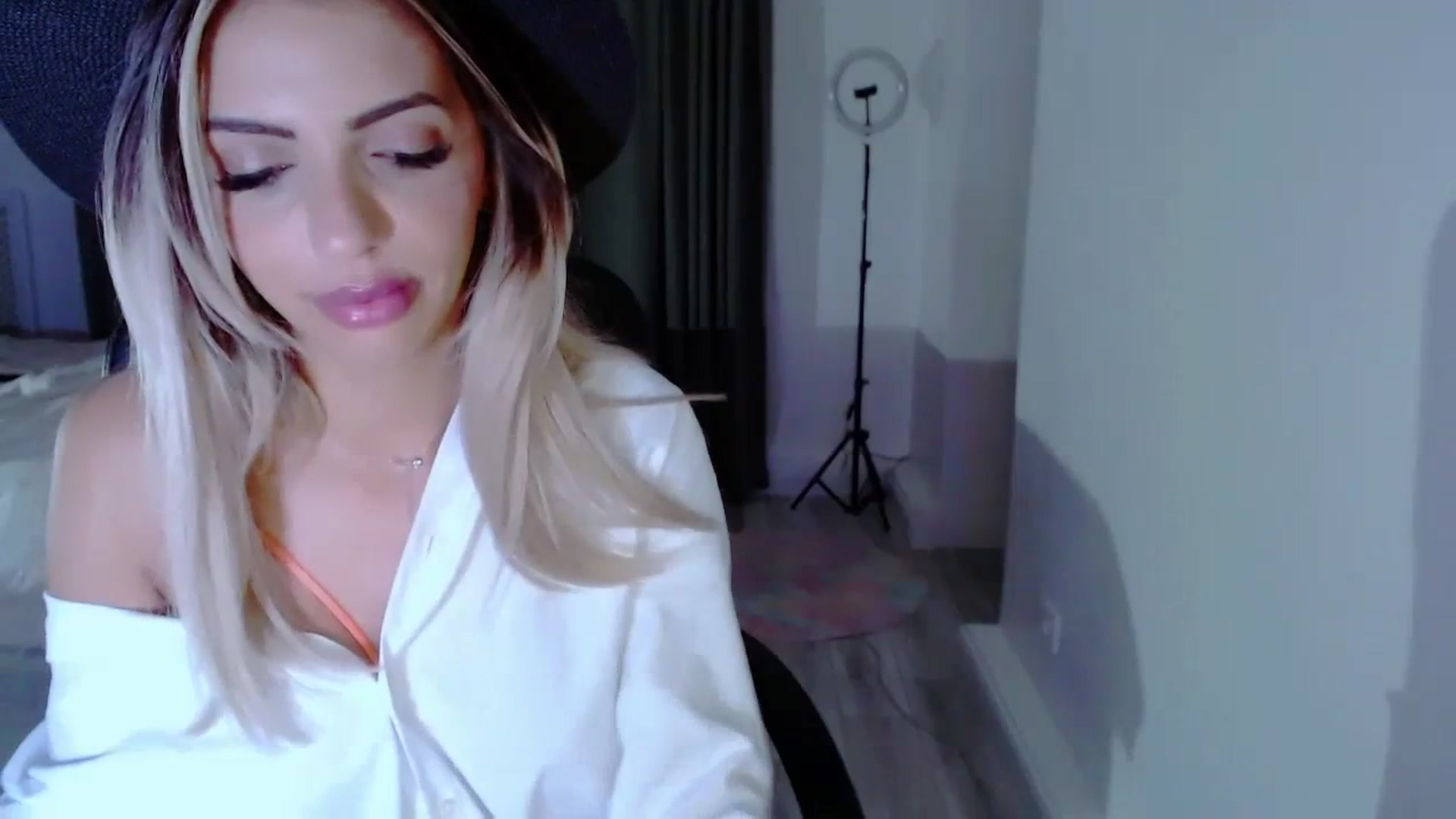 Gallery image thumbnail from Diamondblack5's myfreecams stream on, 08/14/2023, 02:32 image 11 of 20