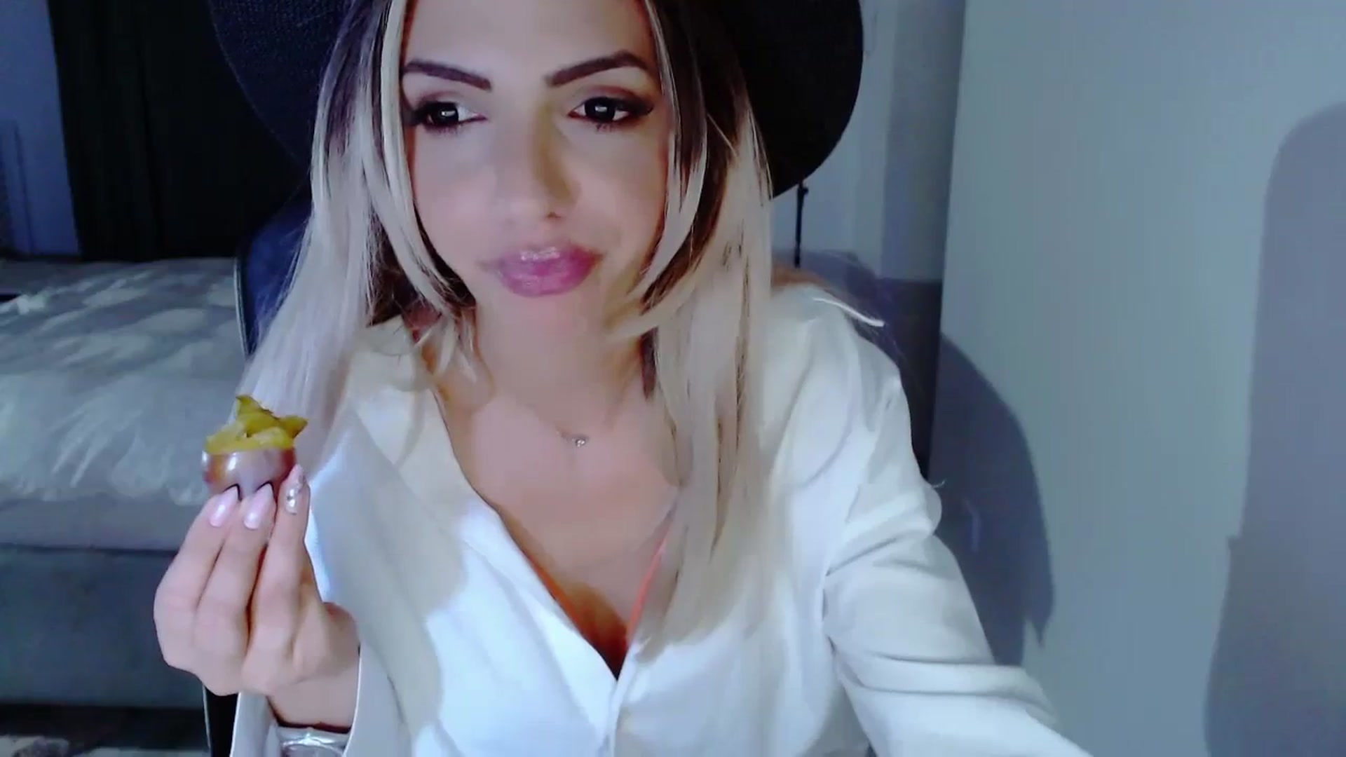 Gallery image thumbnail from Diamondblack5's myfreecams stream on, 08/14/2023, 02:32 image 18 of 20