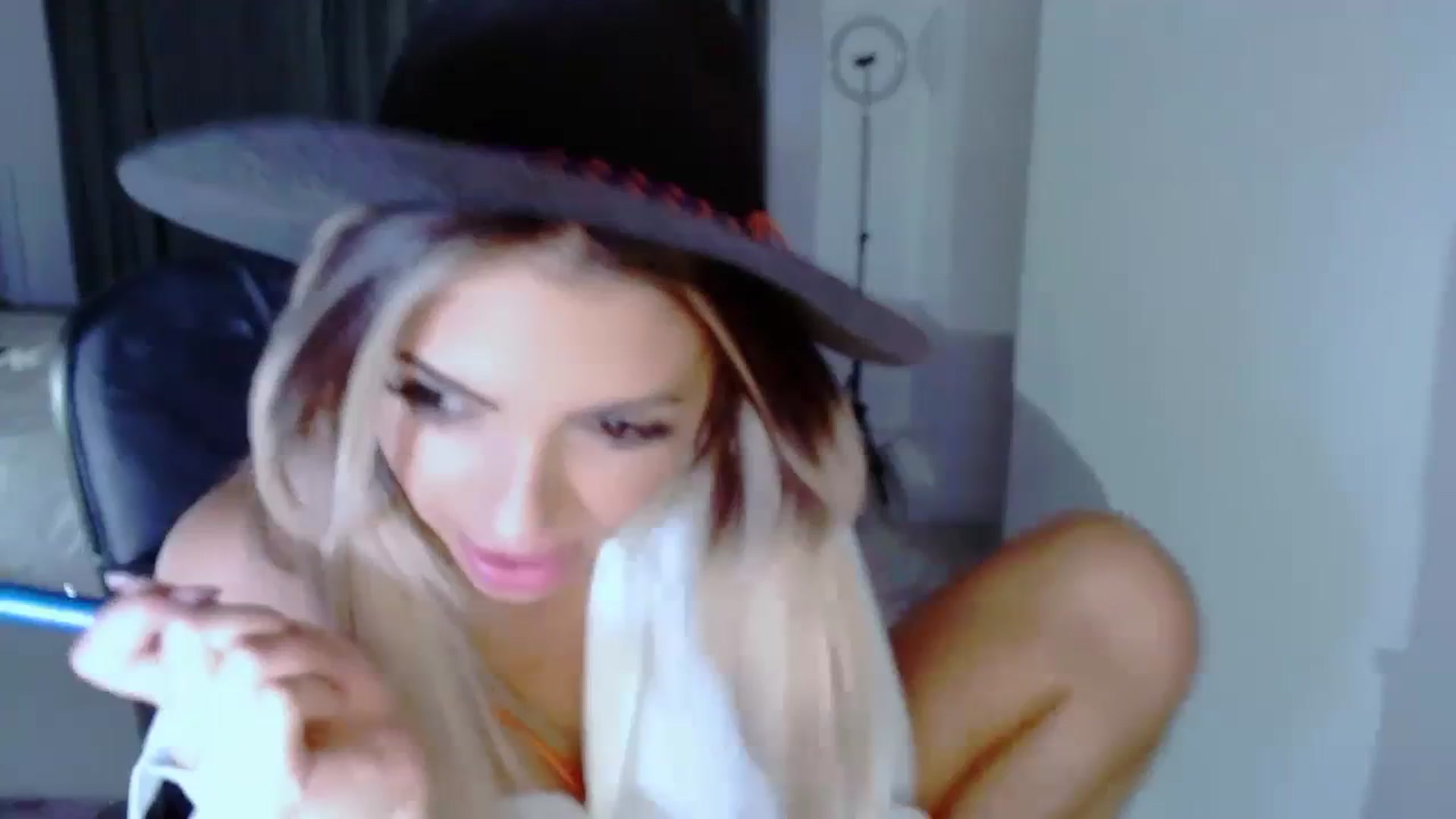 Gallery image thumbnail from Diamondblack5's myfreecams stream on, 08/14/2023, 02:32 image 1 of 20