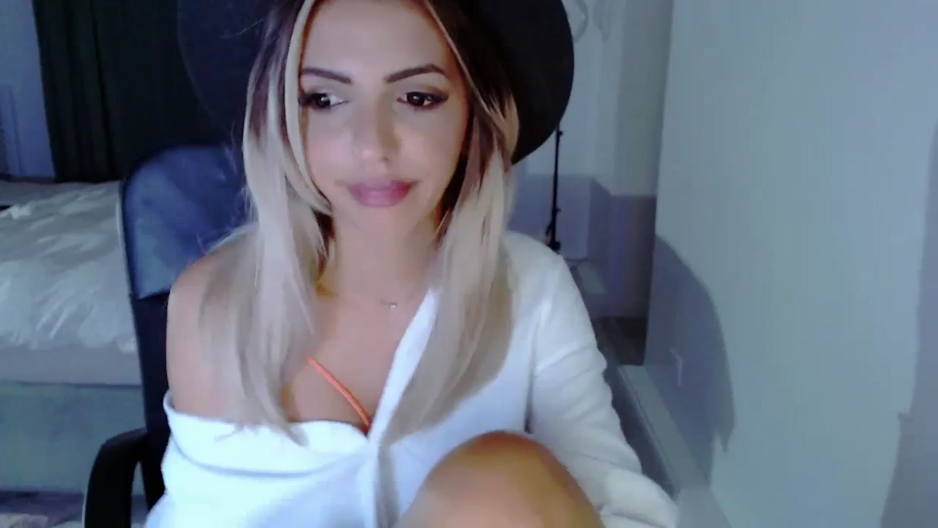 Gallery image thumbnail from Diamondblack5's myfreecams stream on, 08/14/2023, 03:29 image 14 of 20