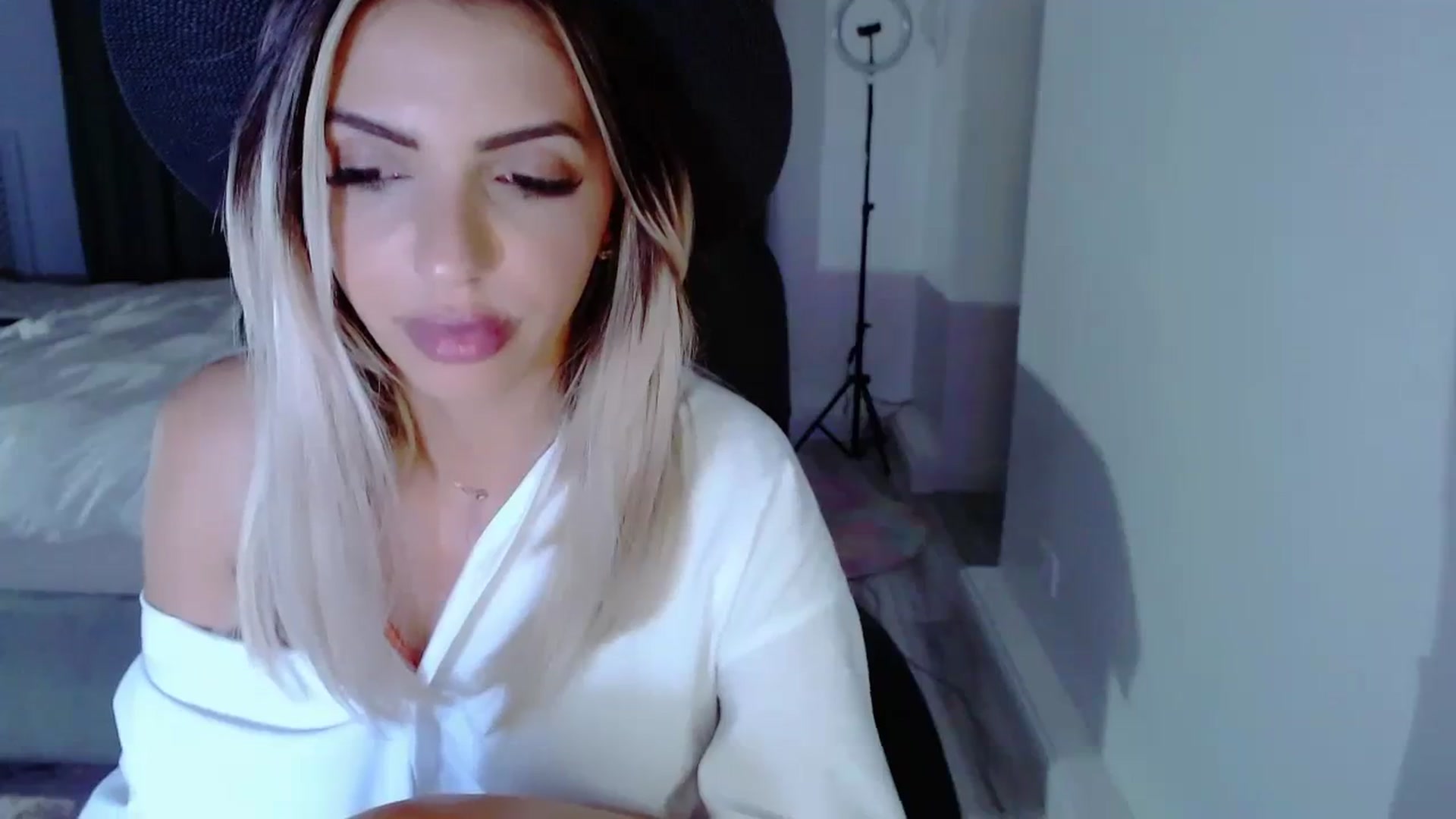 Gallery image thumbnail from Diamondblack5's myfreecams stream on, 08/14/2023, 03:29 image 17 of 20