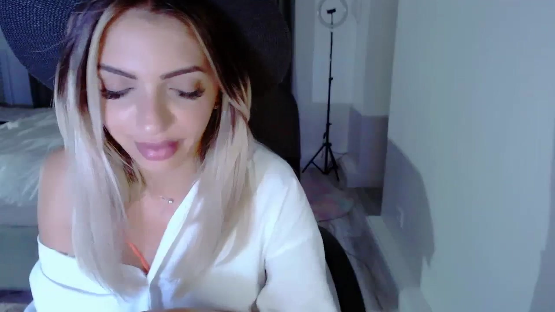 Gallery image thumbnail from Diamondblack5's myfreecams stream on, 08/14/2023, 03:29 image 18 of 20