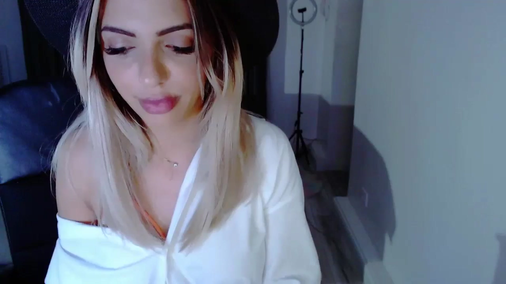 Gallery image thumbnail from Diamondblack5's myfreecams stream on, 08/14/2023, 03:29 image 5 of 20