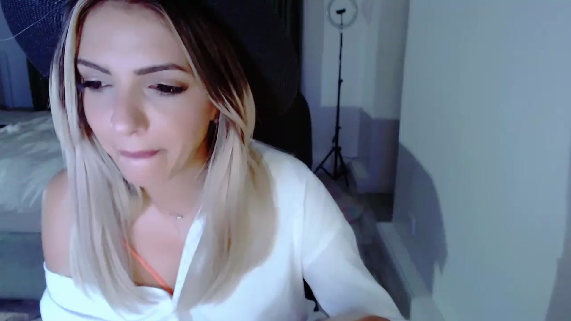 Gallery image thumbnail from Diamondblack5's myfreecams stream on, 08/14/2023, 03:29 image 16 of 20