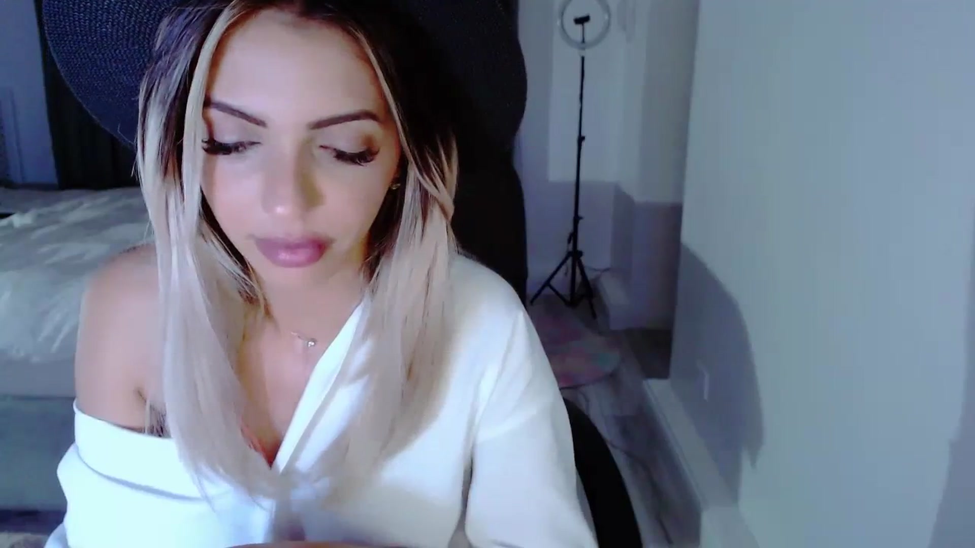 Gallery image thumbnail from Diamondblack5's myfreecams stream on, 08/14/2023, 03:29 image 19 of 20