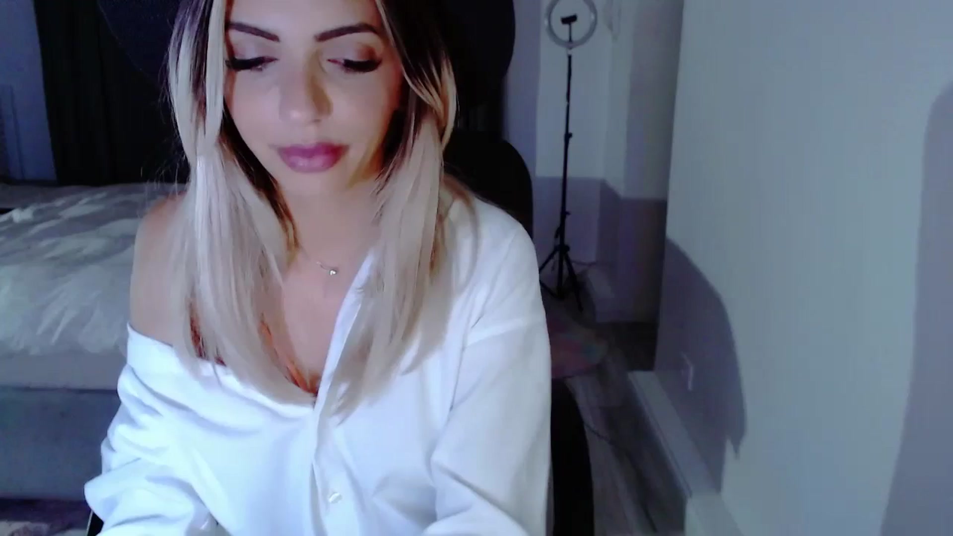 Gallery image thumbnail from Diamondblack5's myfreecams stream on, 08/14/2023, 03:29 image 10 of 20