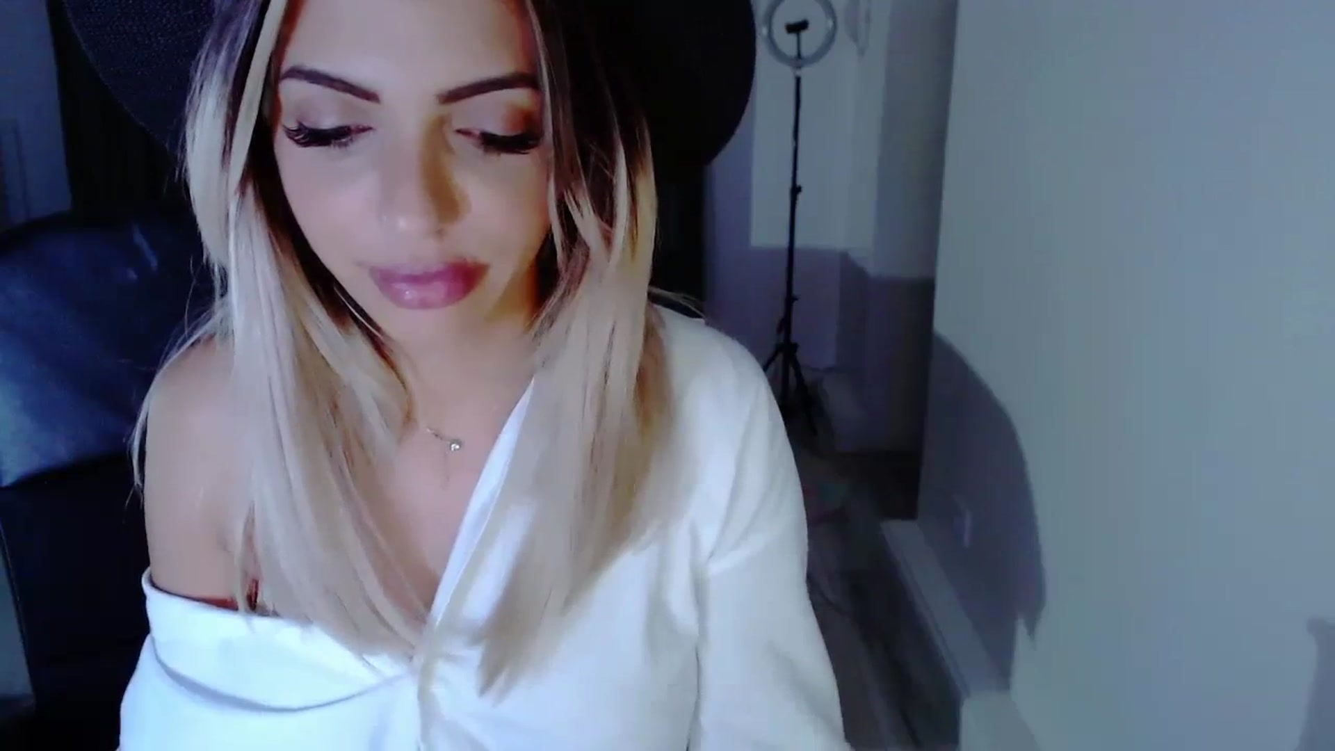 Gallery image thumbnail from Diamondblack5's myfreecams stream on, 08/14/2023, 03:29 image 4 of 20