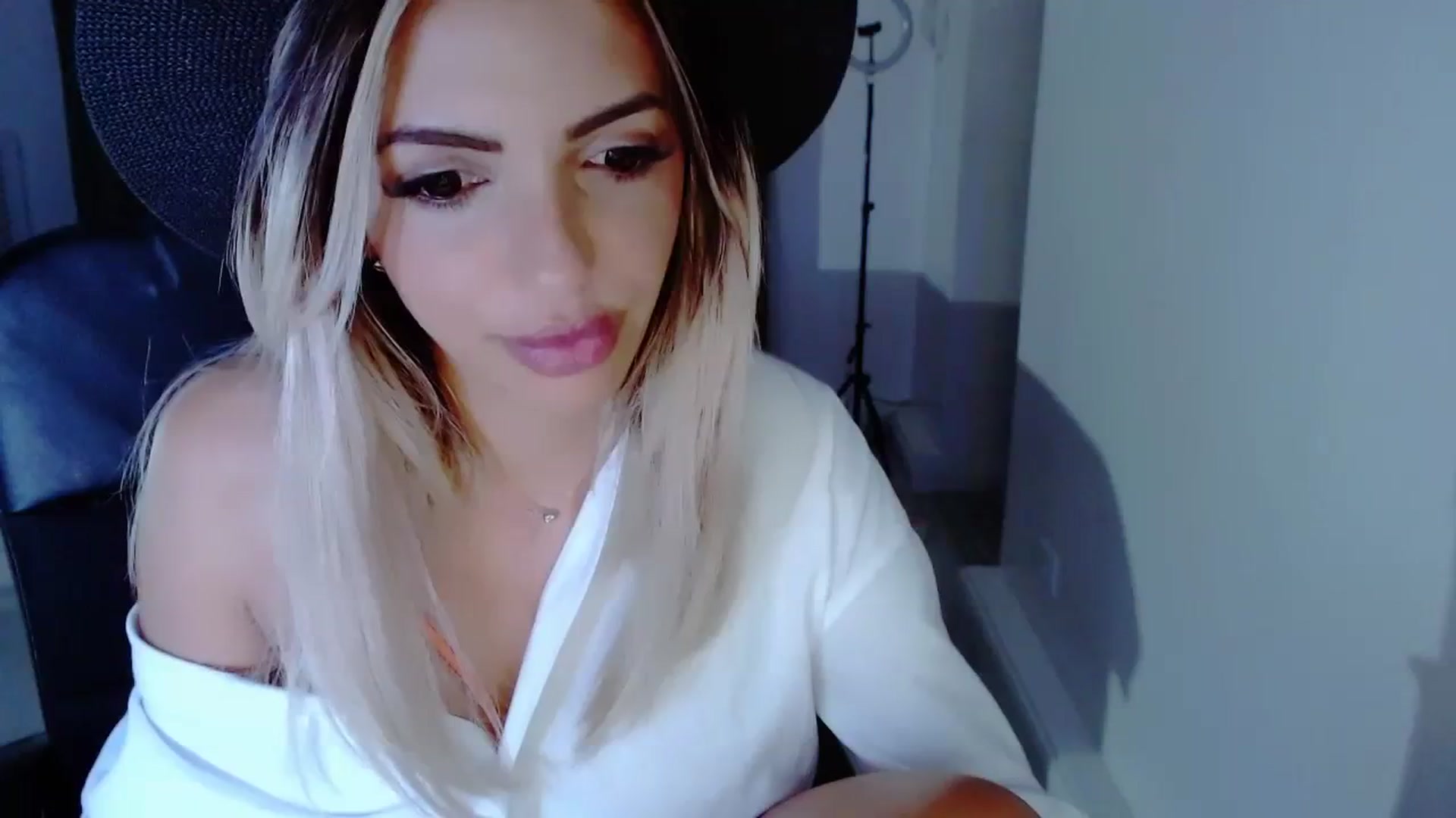 Gallery image thumbnail from Diamondblack5's myfreecams stream on, 08/14/2023, 03:29 image 1 of 20