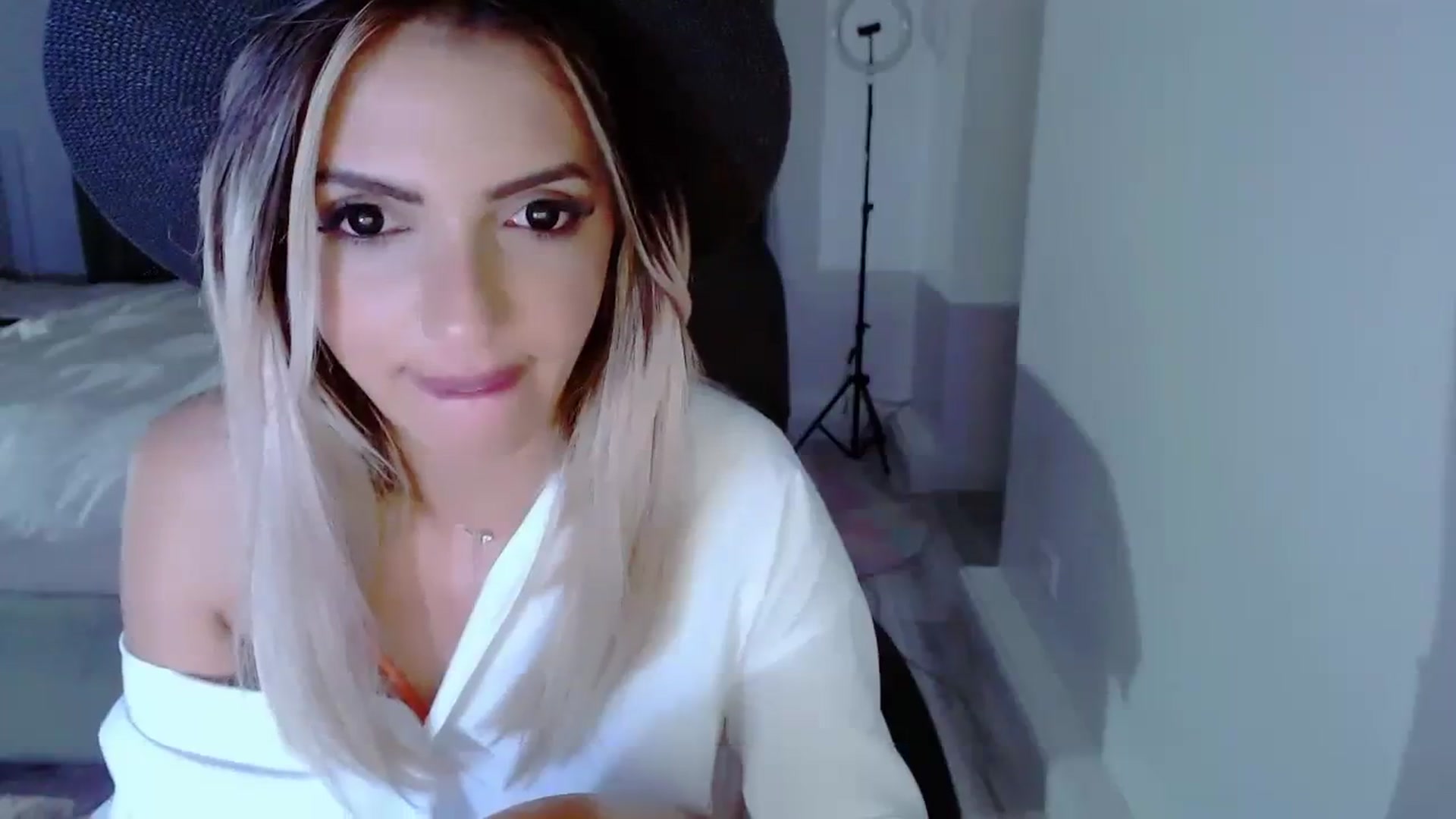 Gallery image thumbnail from Diamondblack5's myfreecams stream on, 08/14/2023, 03:29 image 20 of 20