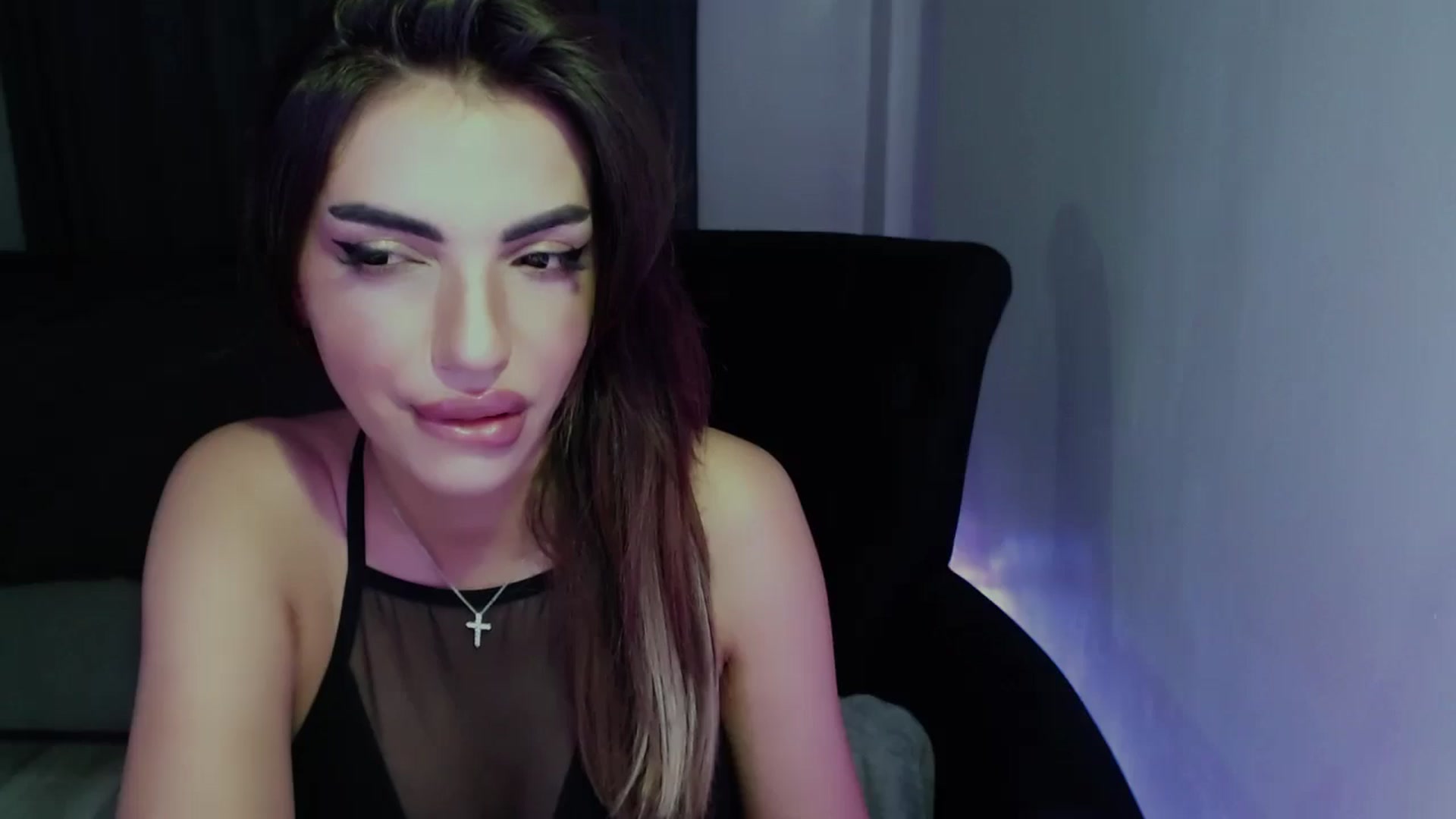 Gallery image thumbnail from Diamondblack5's myfreecams stream on, 06/21/2025, 24:01 image 17 of 20