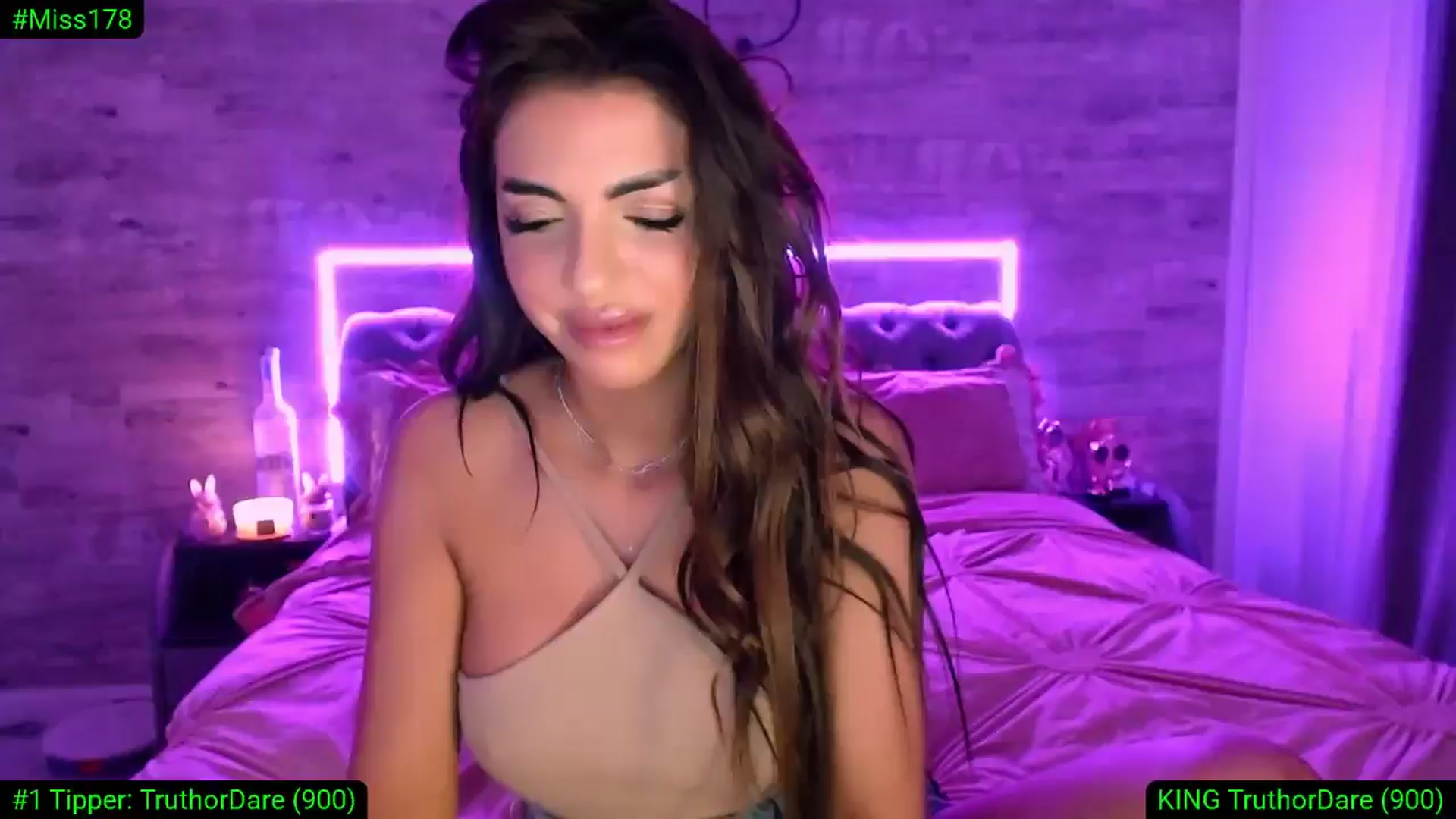 Gallery image thumbnail from Diamondblack5's myfreecams stream on, 04/17/2026, 01:29 image 1 of 20