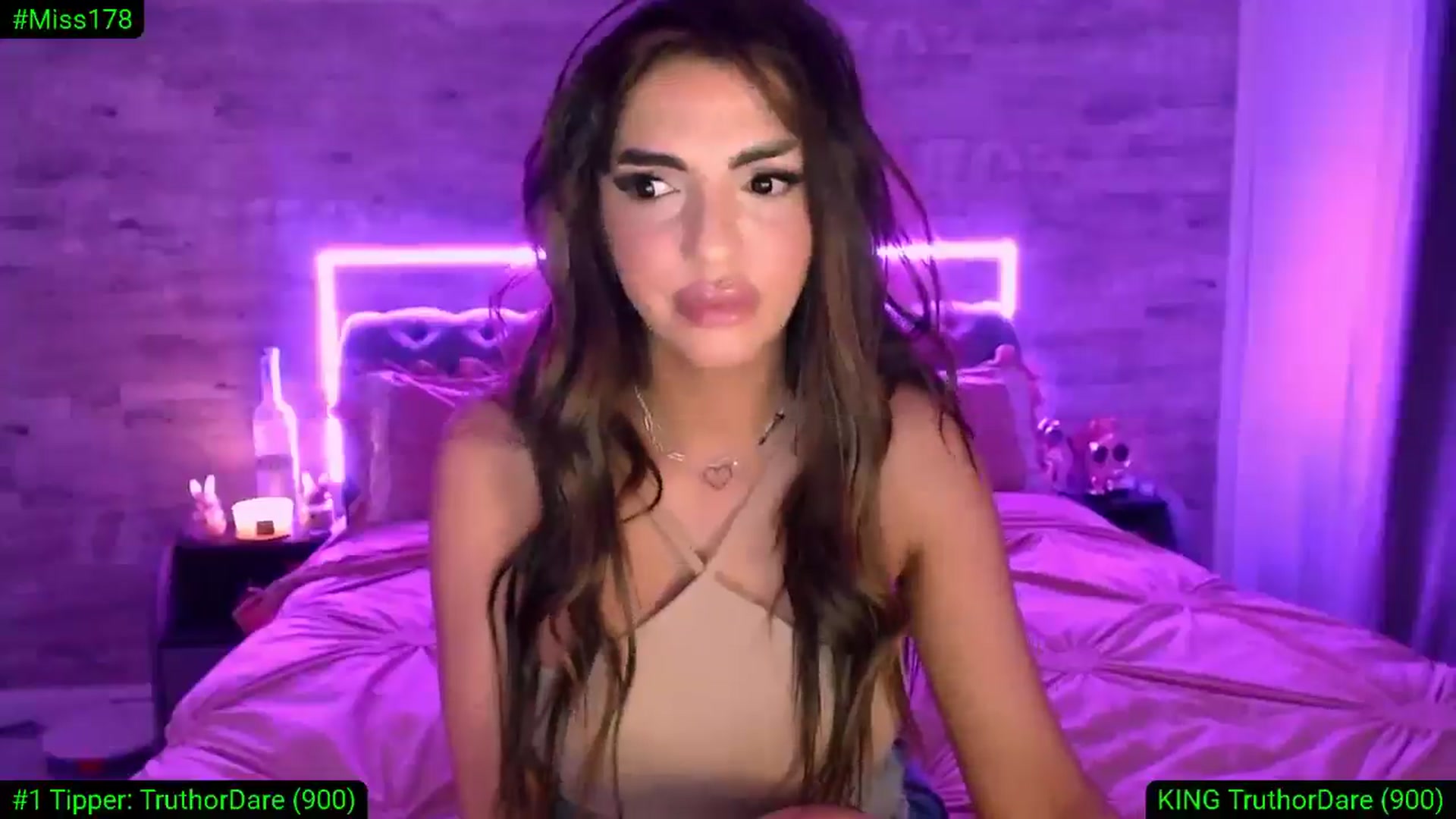 Gallery image thumbnail from Diamondblack5's myfreecams stream on, 04/17/2026, 01:29 image 9 of 20
