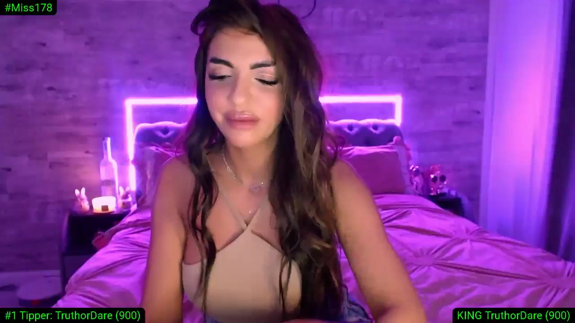 Gallery image thumbnail from Diamondblack5's myfreecams stream on, 04/17/2026, 01:29 image 4 of 20