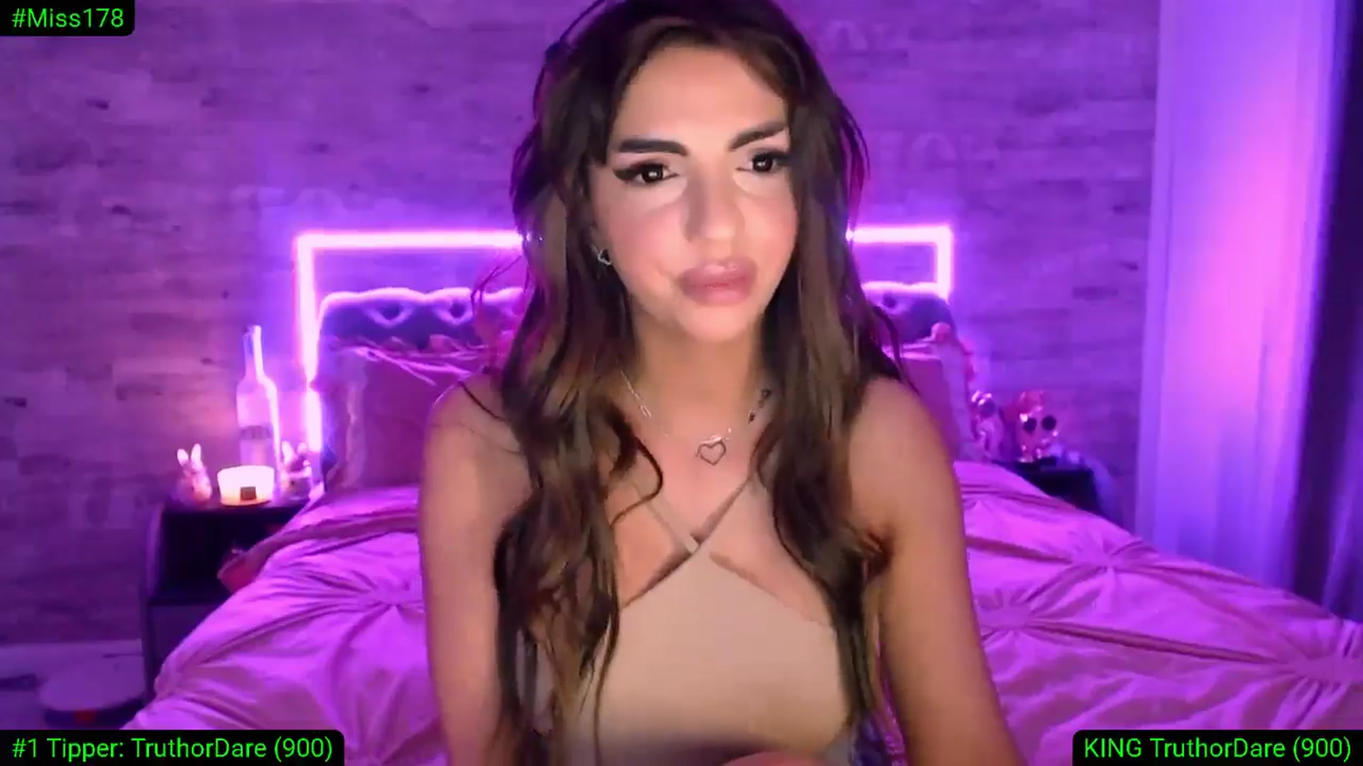 Gallery image thumbnail from Diamondblack5's myfreecams stream on, 04/17/2026, 01:29 image 10 of 20