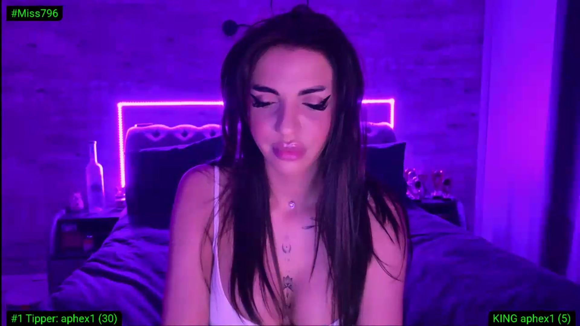 Gallery image thumbnail from Diamondblack5's myfreecams stream on, 05/18/2026, 24:41 image 14 of 20