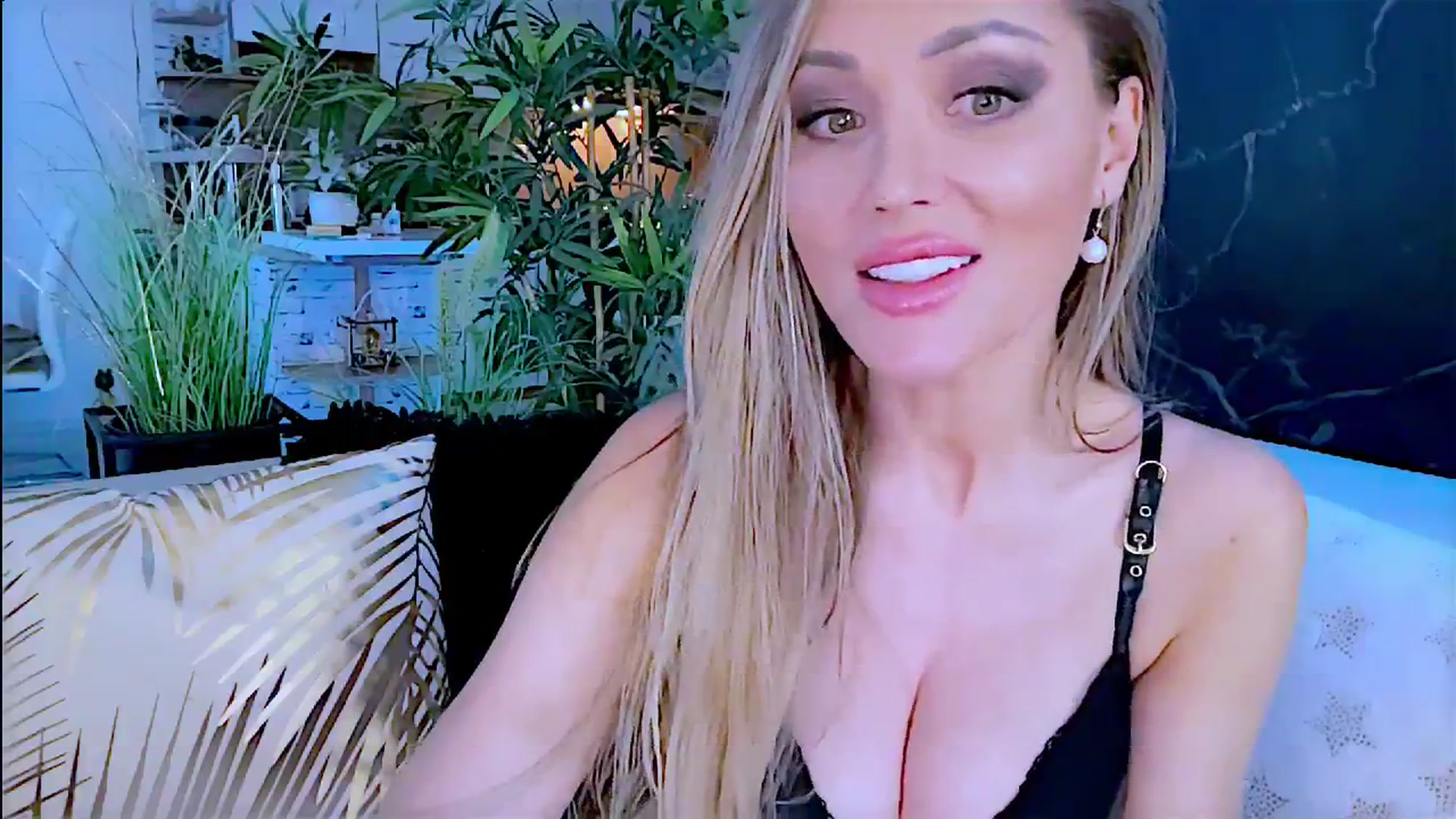 Gallery image thumbnail from Diana_Doll's myfreecams stream on, 06/16/2024, 17:44 image 18 of 20