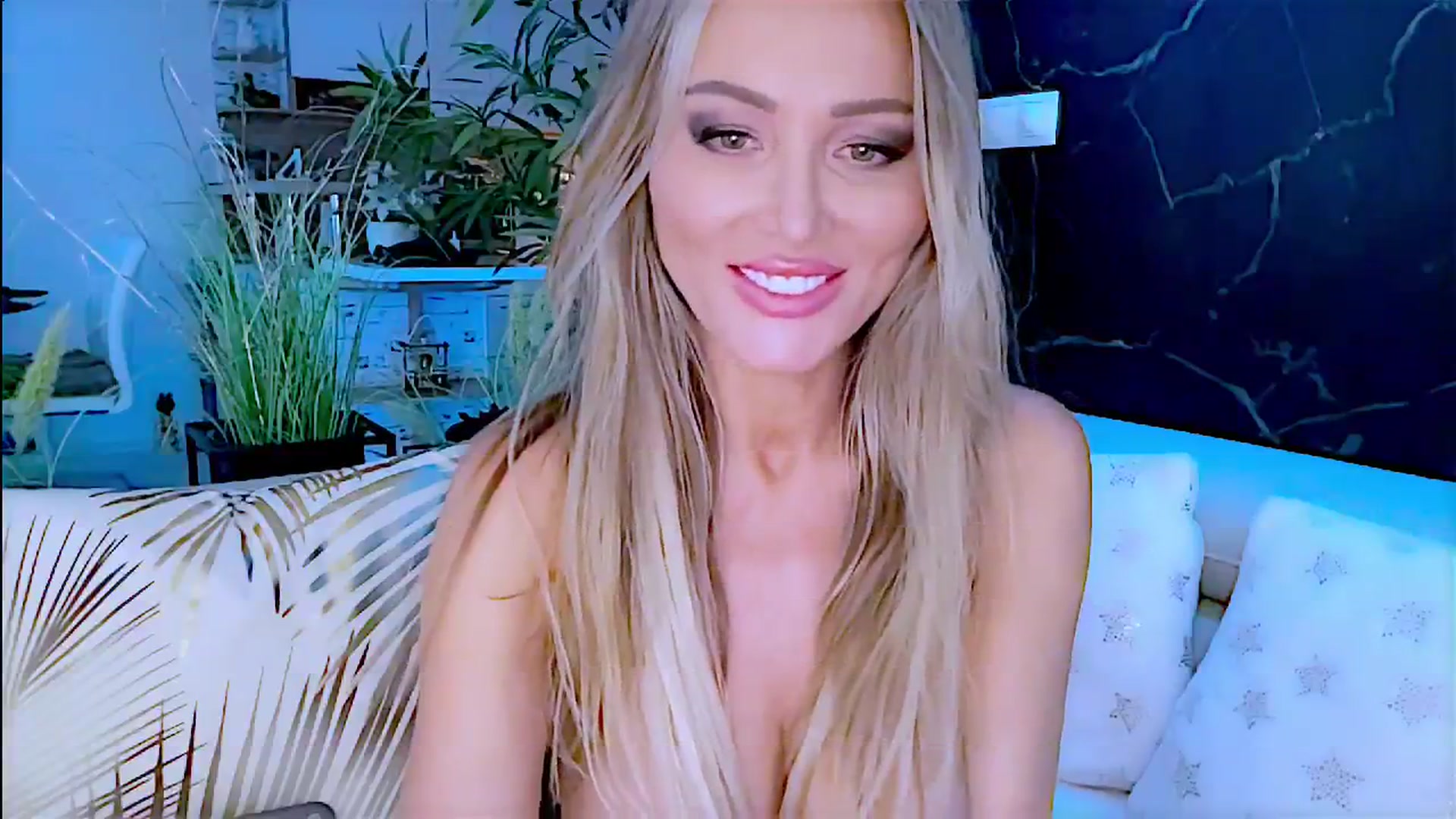 Gallery image thumbnail from Diana_Doll's myfreecams stream on, 06/20/2024, 18:34 image 3 of 20