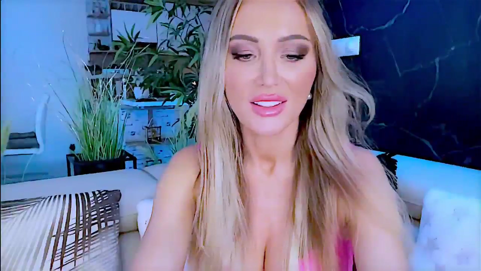 Gallery image thumbnail from Diana_Doll's myfreecams stream on, 06/23/2024, 19:12 image 13 of 20