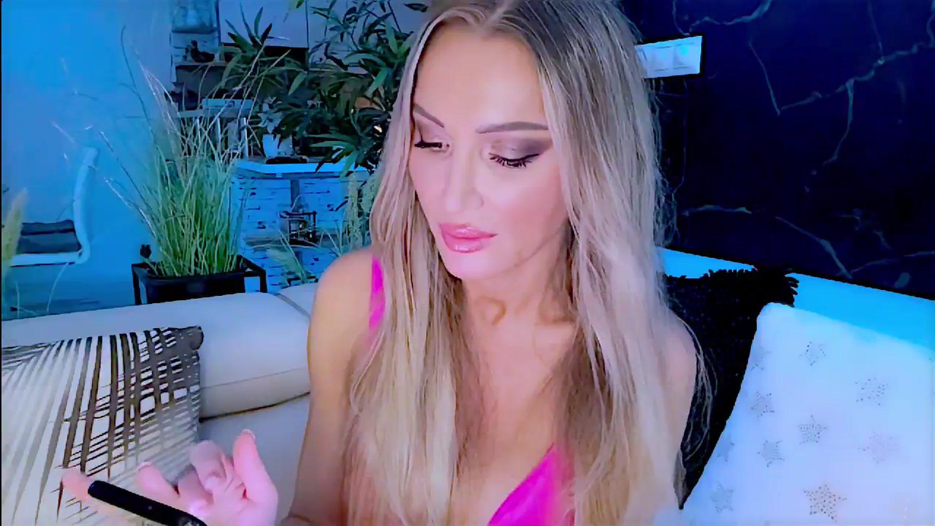 Gallery image thumbnail from Diana_Doll's myfreecams stream on, 06/23/2024, 20:12 image 19 of 20