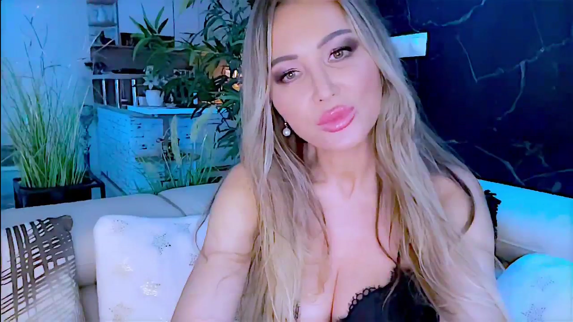 Gallery image thumbnail from Diana_Doll's myfreecams stream on, 06/27/2024, 18:49 image 14 of 20