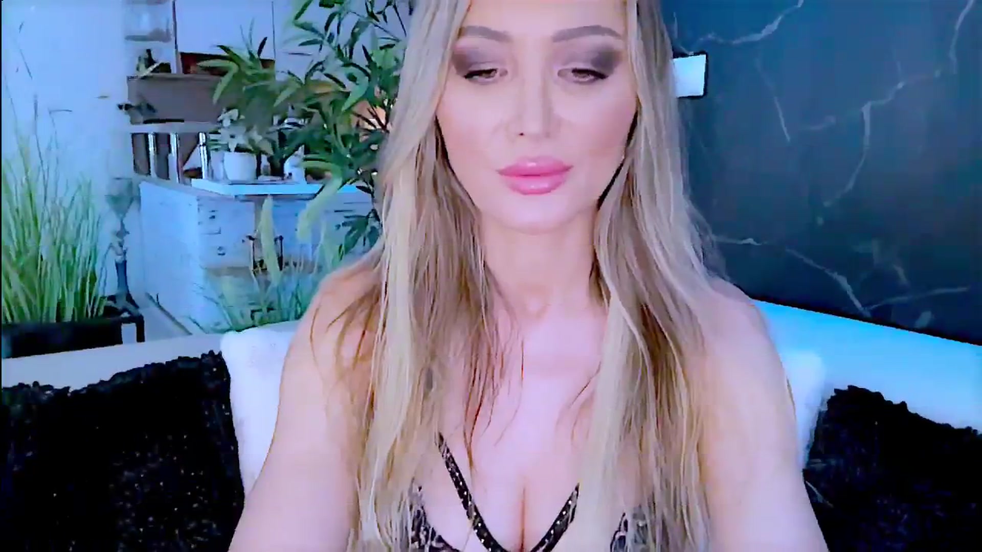 Gallery image thumbnail from Diana_Doll's myfreecams stream on, 06/30/2024, 13:11 image 14 of 20