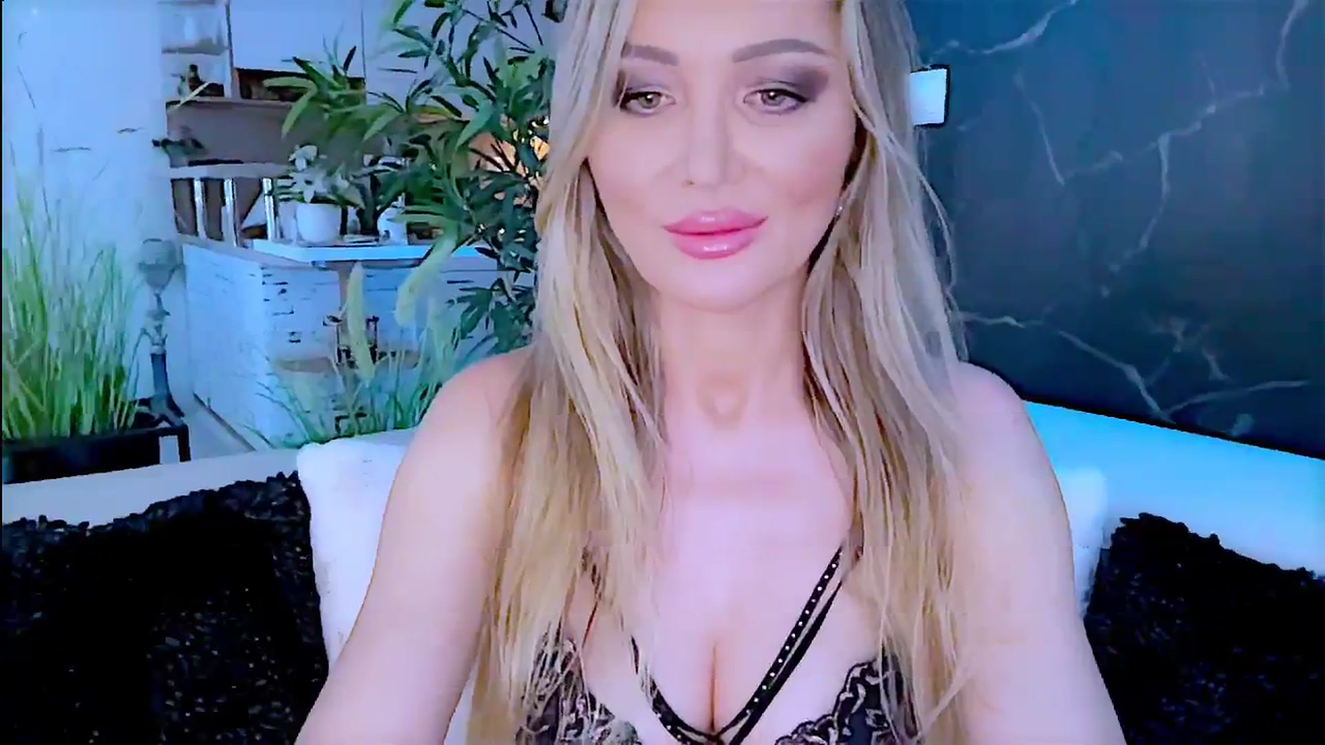 Gallery image thumbnail from Diana_Doll's myfreecams stream on, 06/30/2024, 13:11 image 17 of 20