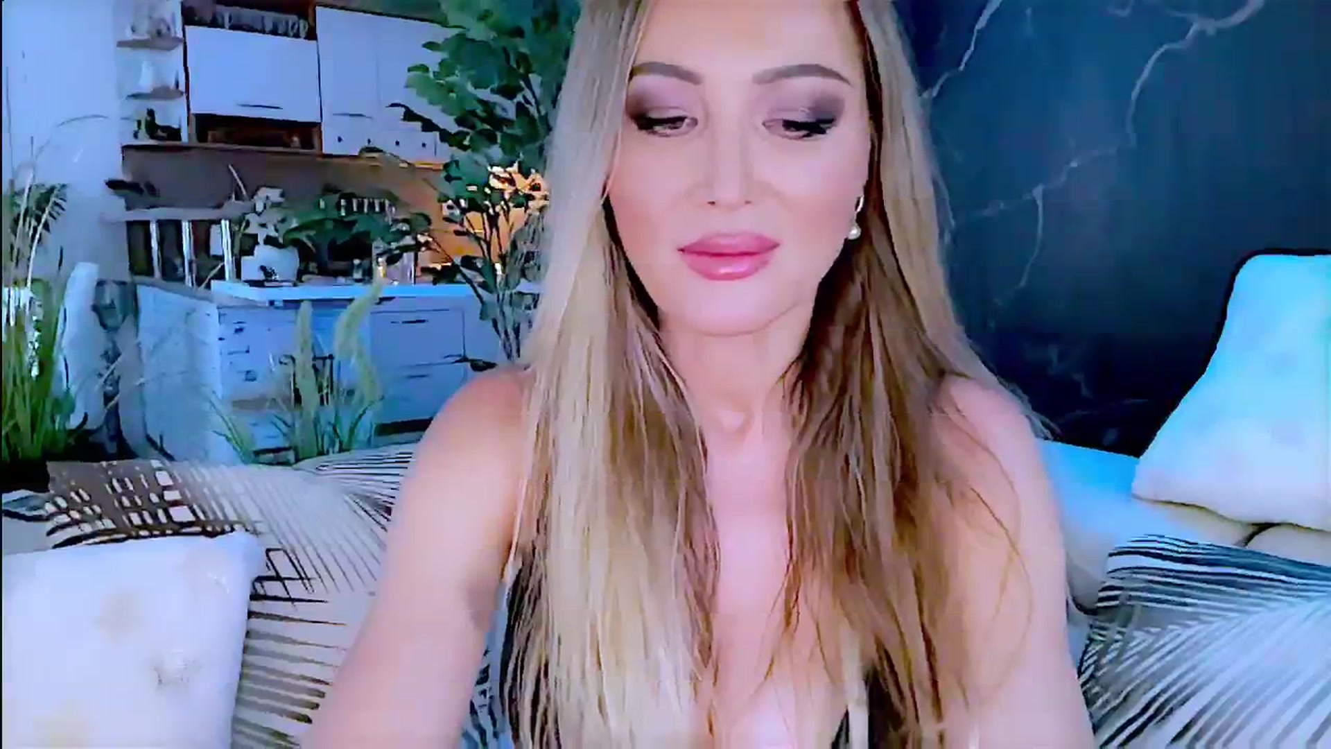 Gallery image thumbnail from Diana_Doll's myfreecams stream on, 07/28/2024, 15:19 image 16 of 20