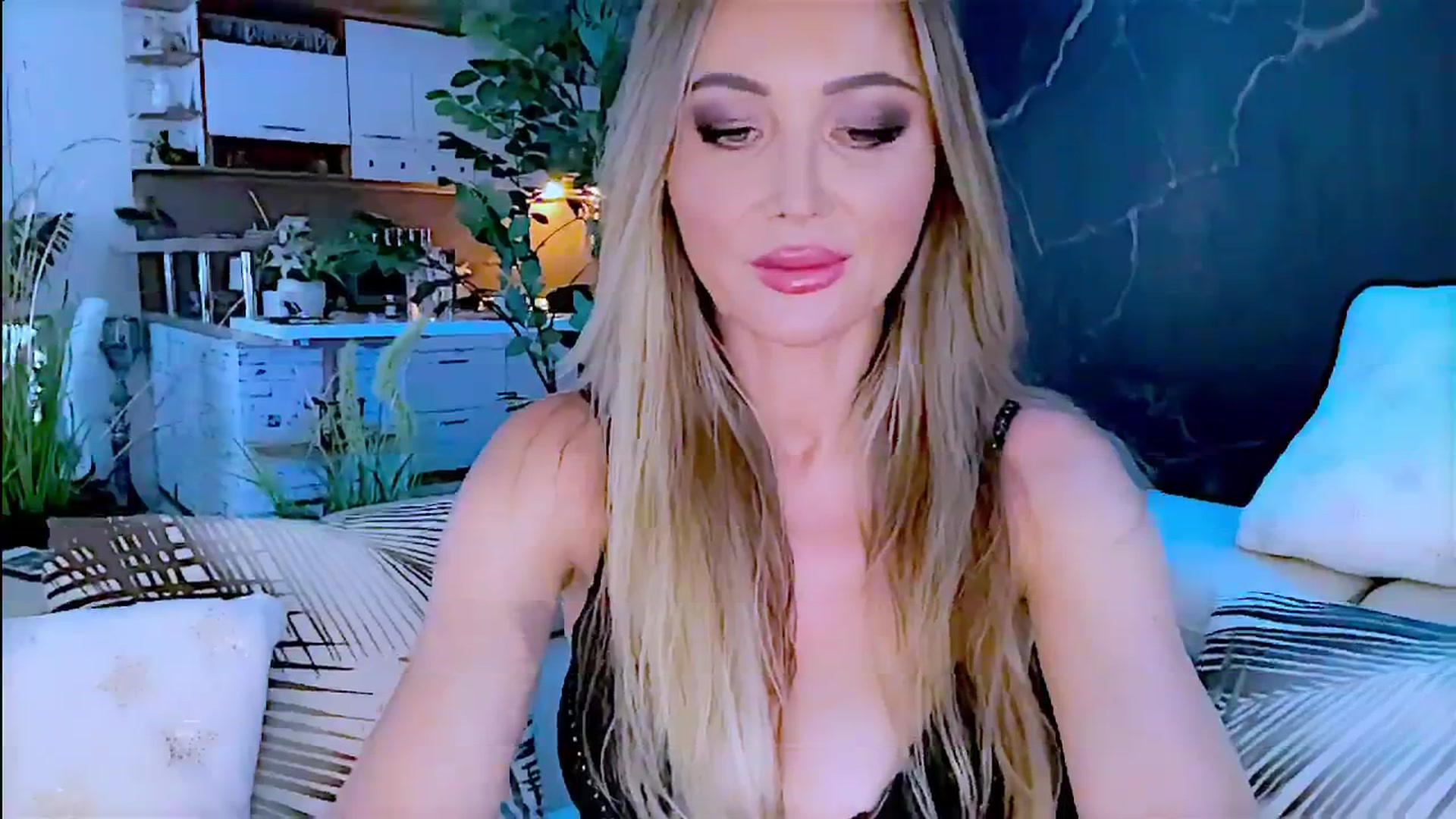 Gallery image thumbnail from Diana_Doll's myfreecams stream on, 07/28/2024, 15:19 image 12 of 20