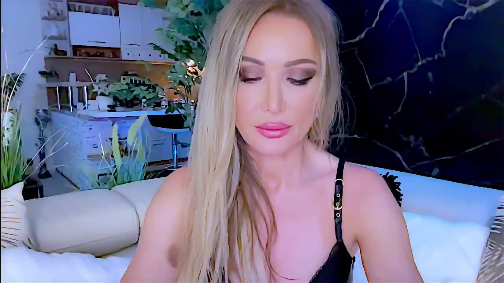 Gallery image thumbnail from Diana_Doll's myfreecams stream on, 08/02/2024, 21:12 image 16 of 20
