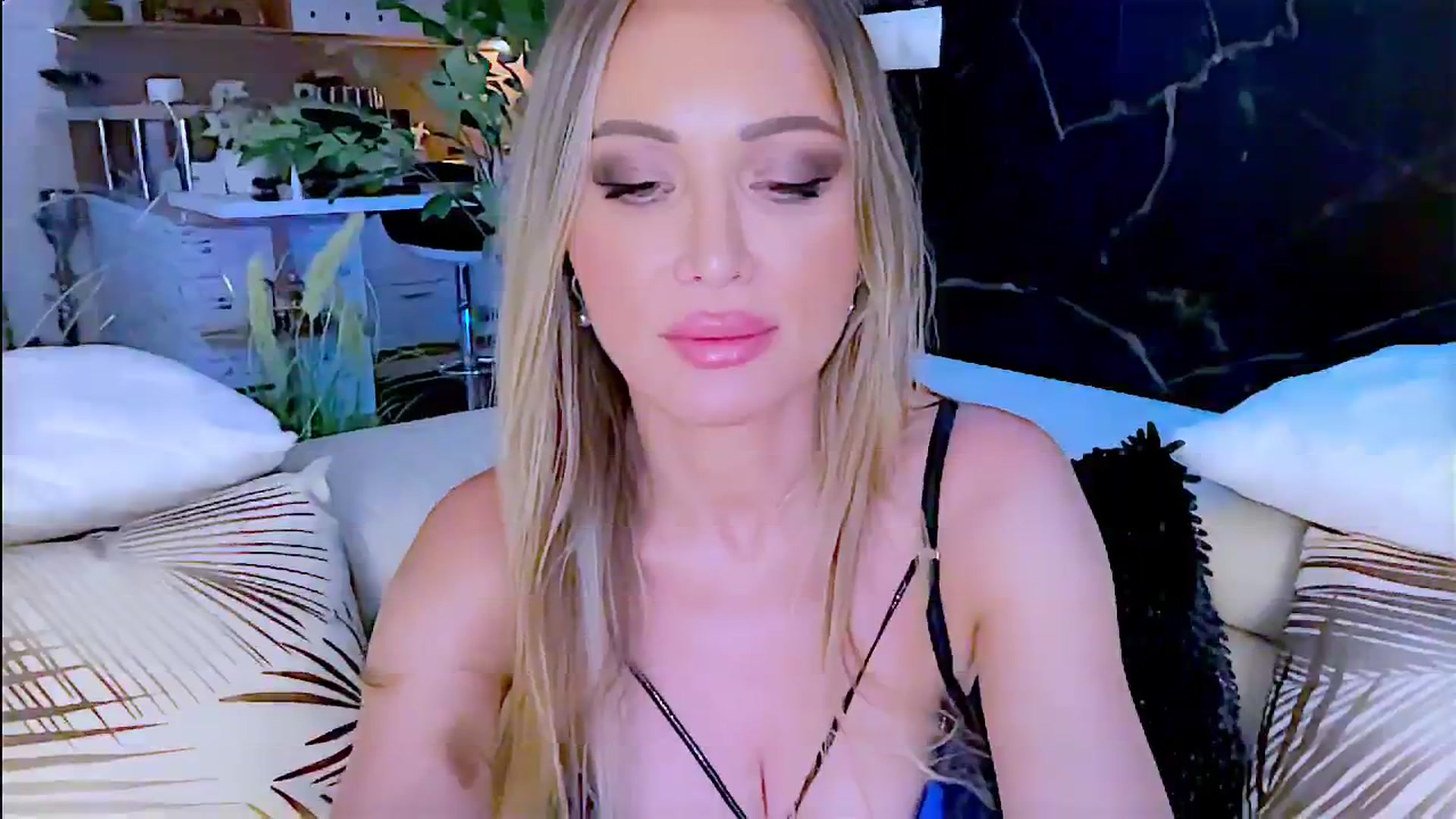 Gallery image thumbnail from Diana_Doll's myfreecams stream on, 08/03/2024, 21:46 image 17 of 20