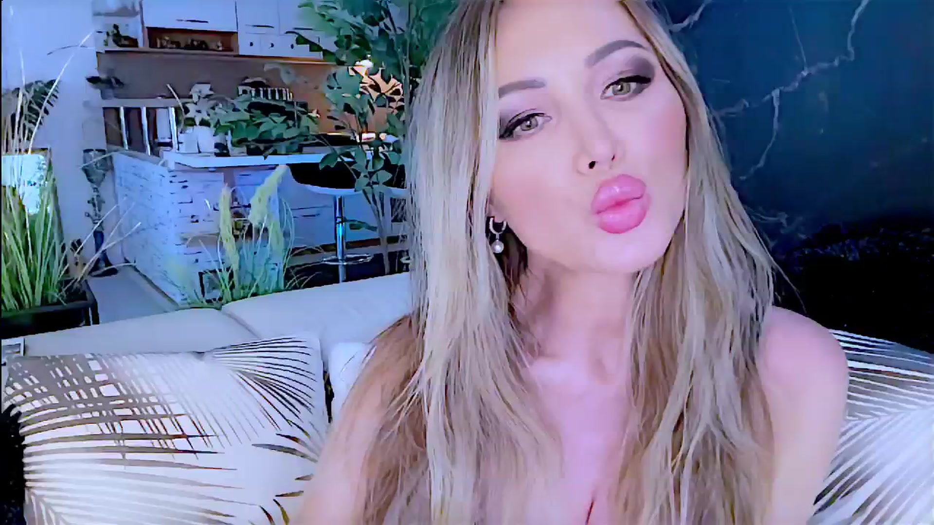 Gallery image thumbnail from Diana_Doll's myfreecams stream on, 08/04/2024, 14:53 image 15 of 20