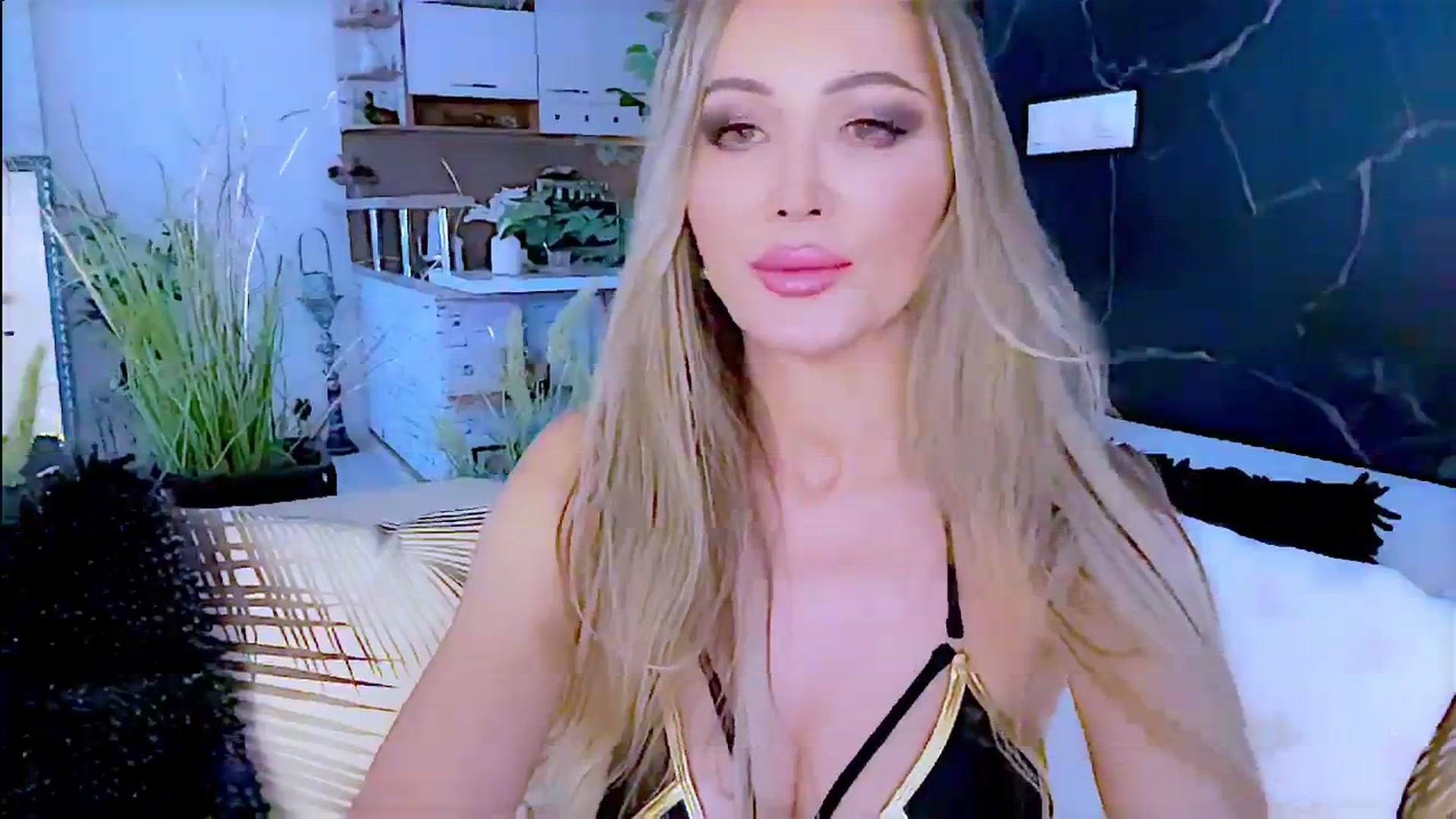 Gallery image thumbnail from Diana_Doll's myfreecams stream on, 08/08/2024, 13:32 image 10 of 20