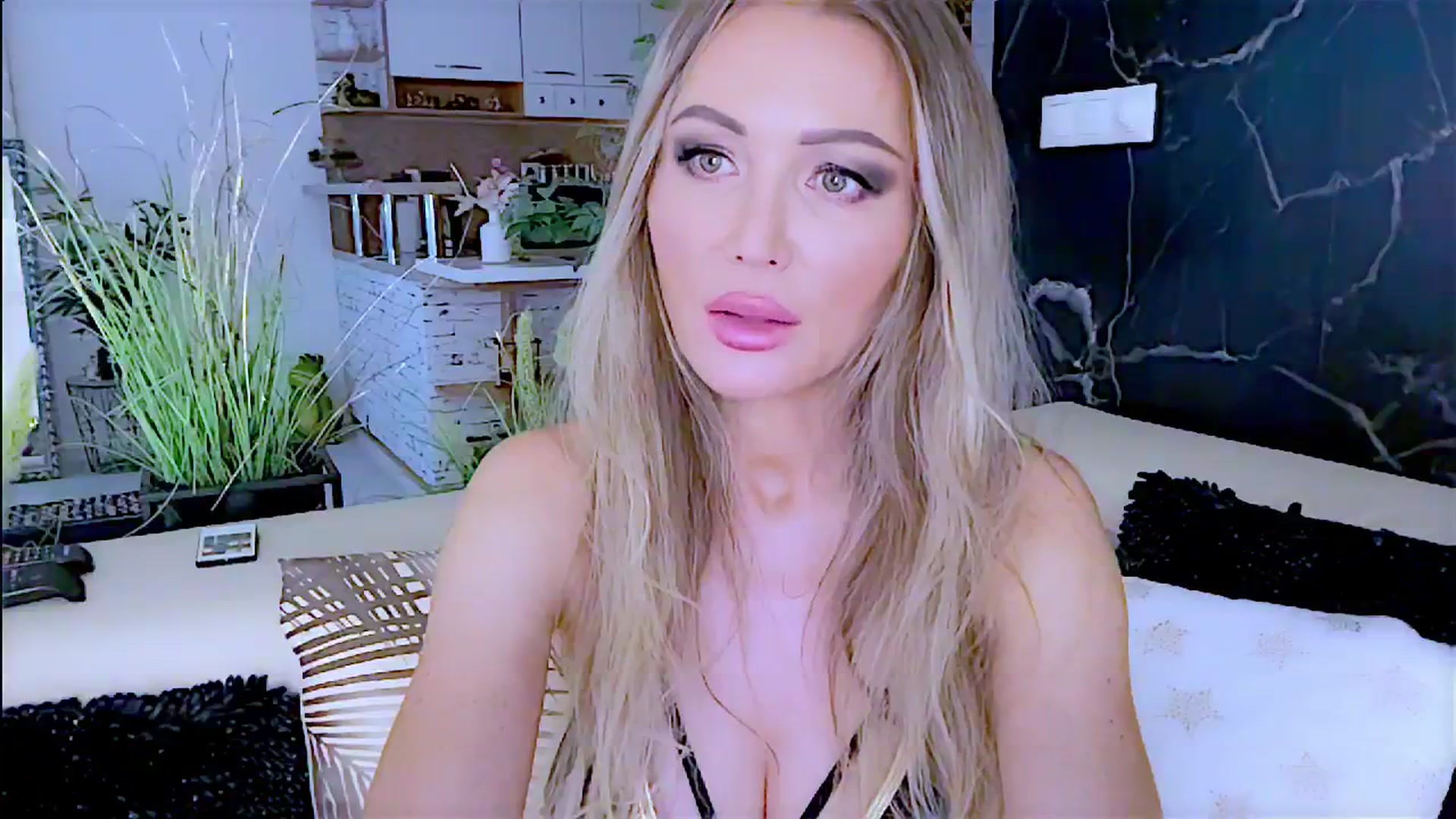 Gallery image thumbnail from Diana_Doll's myfreecams stream on, 08/14/2024, 17:03 image 5 of 20