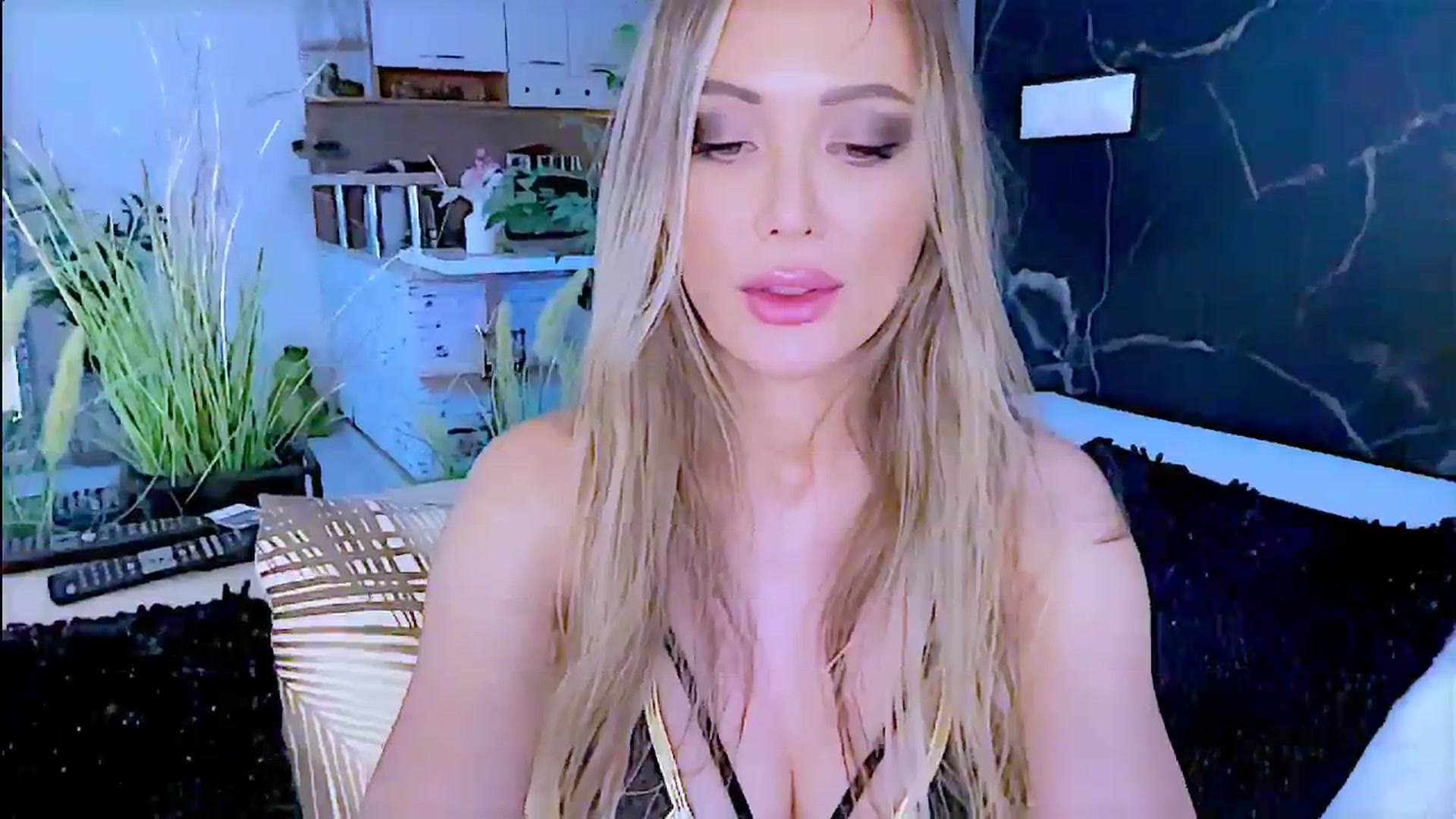 Gallery image thumbnail from Diana_Doll's myfreecams stream on, 08/14/2024, 17:03 image 13 of 20