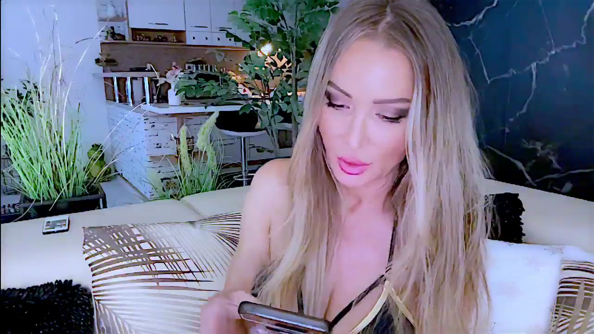 Gallery image thumbnail from Diana_Doll's myfreecams stream on, 08/14/2024, 17:03 image 3 of 20