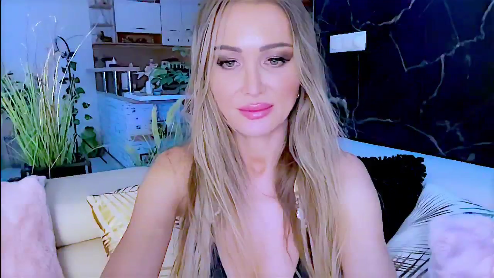 Gallery image thumbnail from Diana_Doll's myfreecams stream on, 08/30/2024, 19:33 image 5 of 20