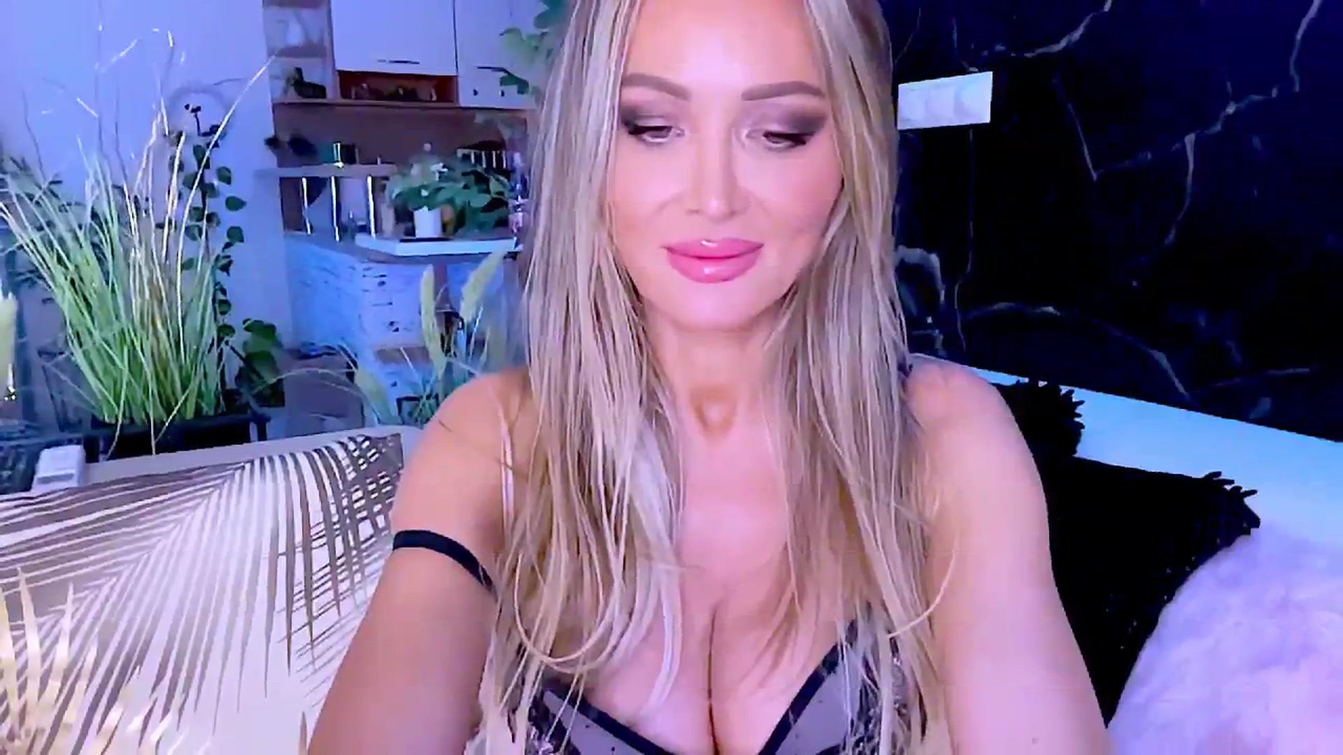 Gallery image thumbnail from Diana_Doll's myfreecams stream on, 10/12/2024, 19:41 image 3 of 20
