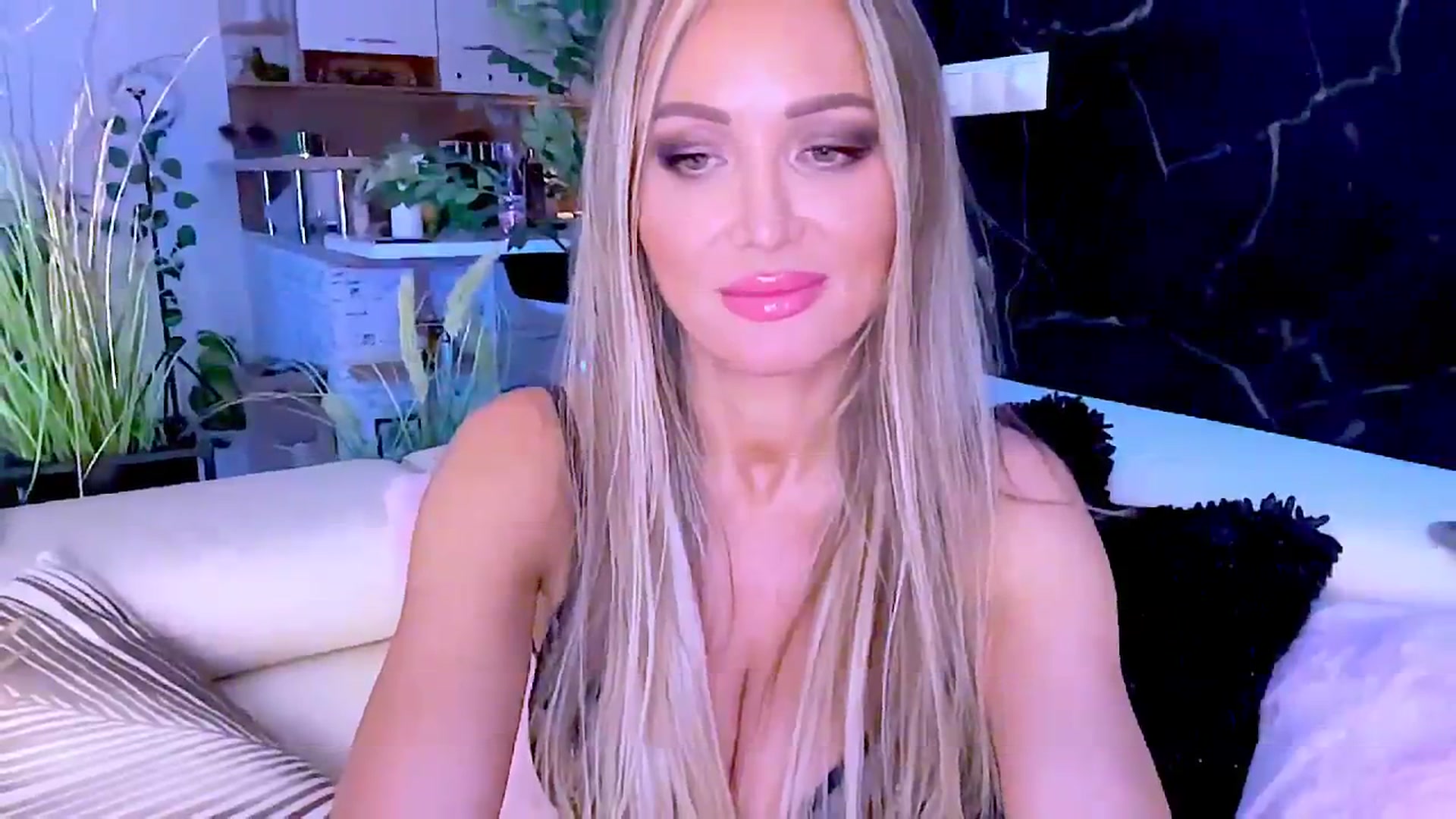 Gallery image thumbnail from Diana_Doll's myfreecams stream on, 10/12/2024, 21:19 image 17 of 20