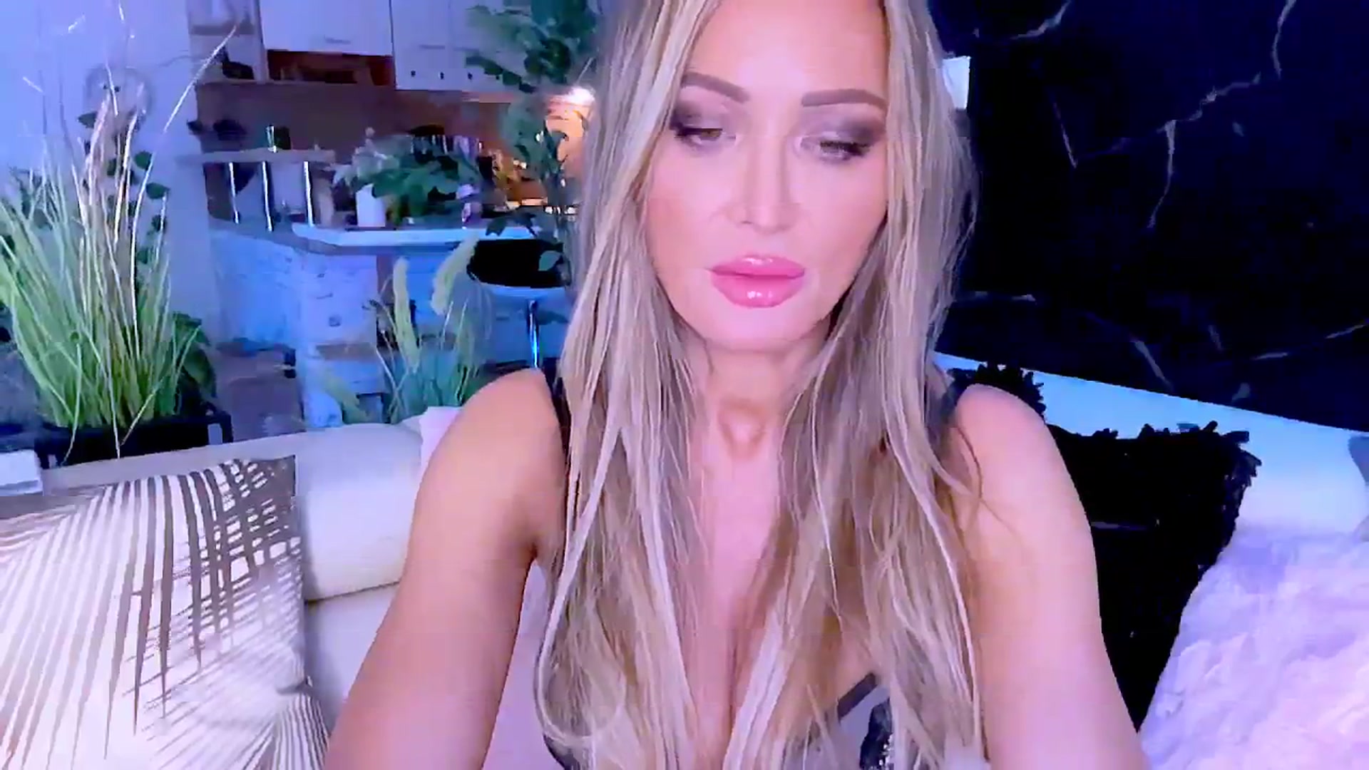 Gallery image thumbnail from Diana_Doll's myfreecams stream on, 10/12/2024, 21:19 image 5 of 20