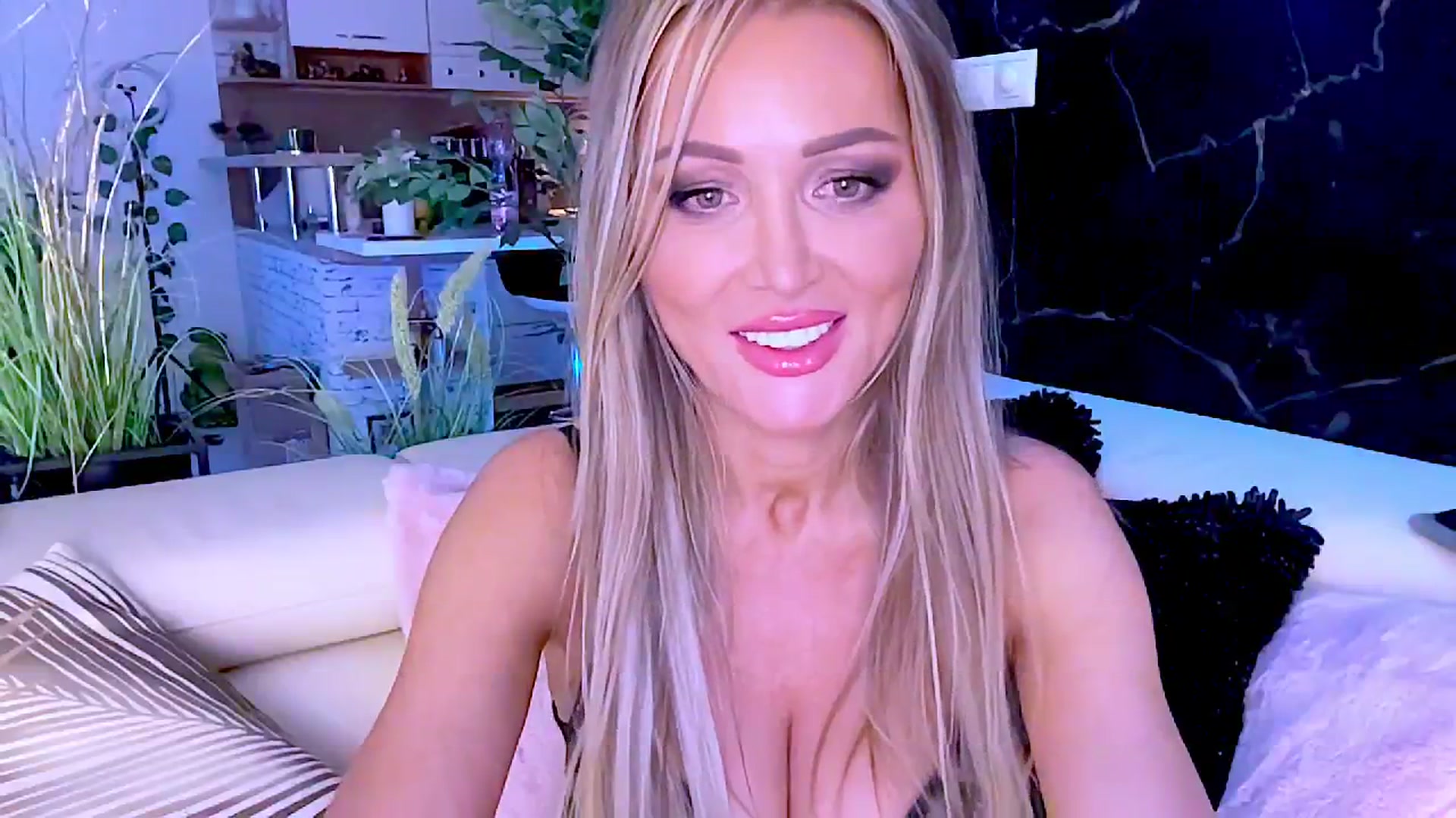Gallery image thumbnail from Diana_Doll's myfreecams stream on, 10/12/2024, 21:19 image 14 of 20