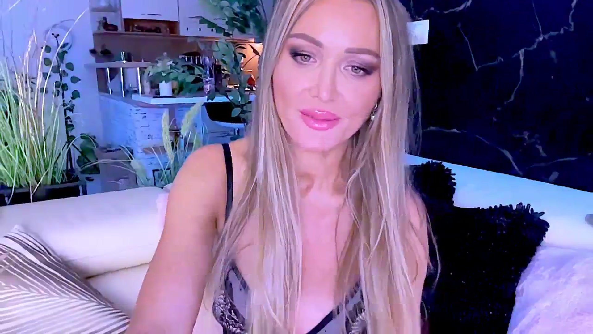 Gallery image thumbnail from Diana_Doll's myfreecams stream on, 10/12/2024, 21:19 image 16 of 20