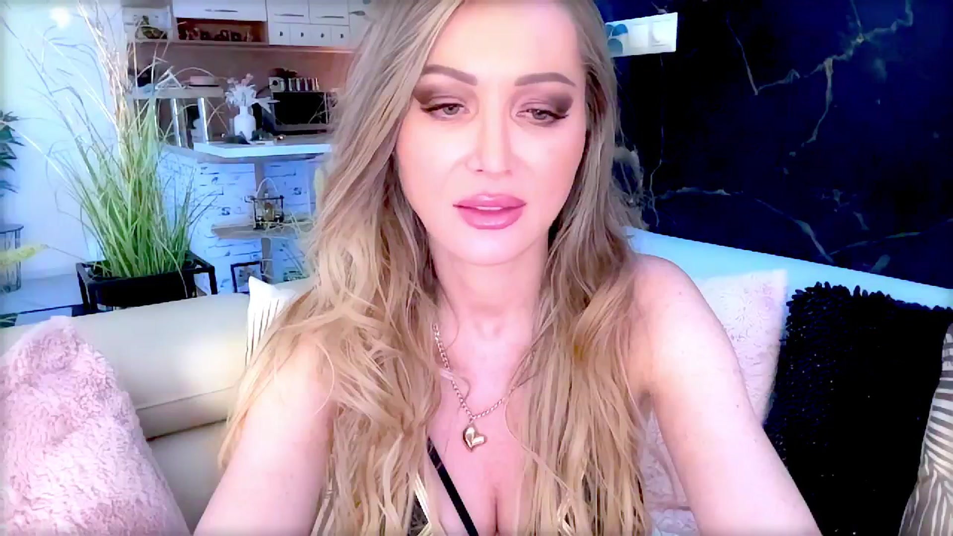 Gallery image thumbnail from Diana_Doll's myfreecams stream on, 06/14/2025, 18:45 image 16 of 20