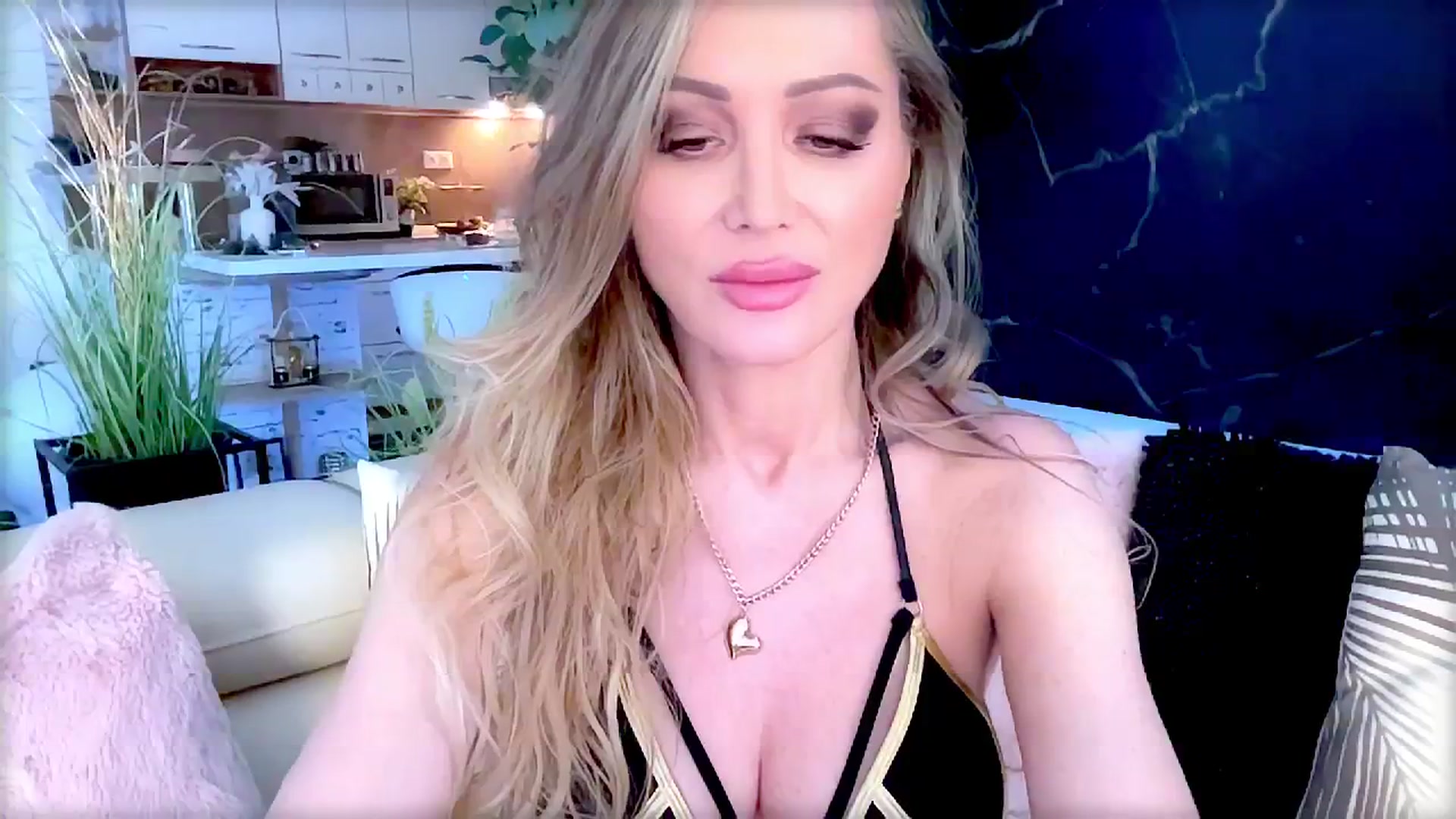 Gallery image thumbnail from Diana_Doll's myfreecams stream on, 06/14/2025, 18:45 image 10 of 20