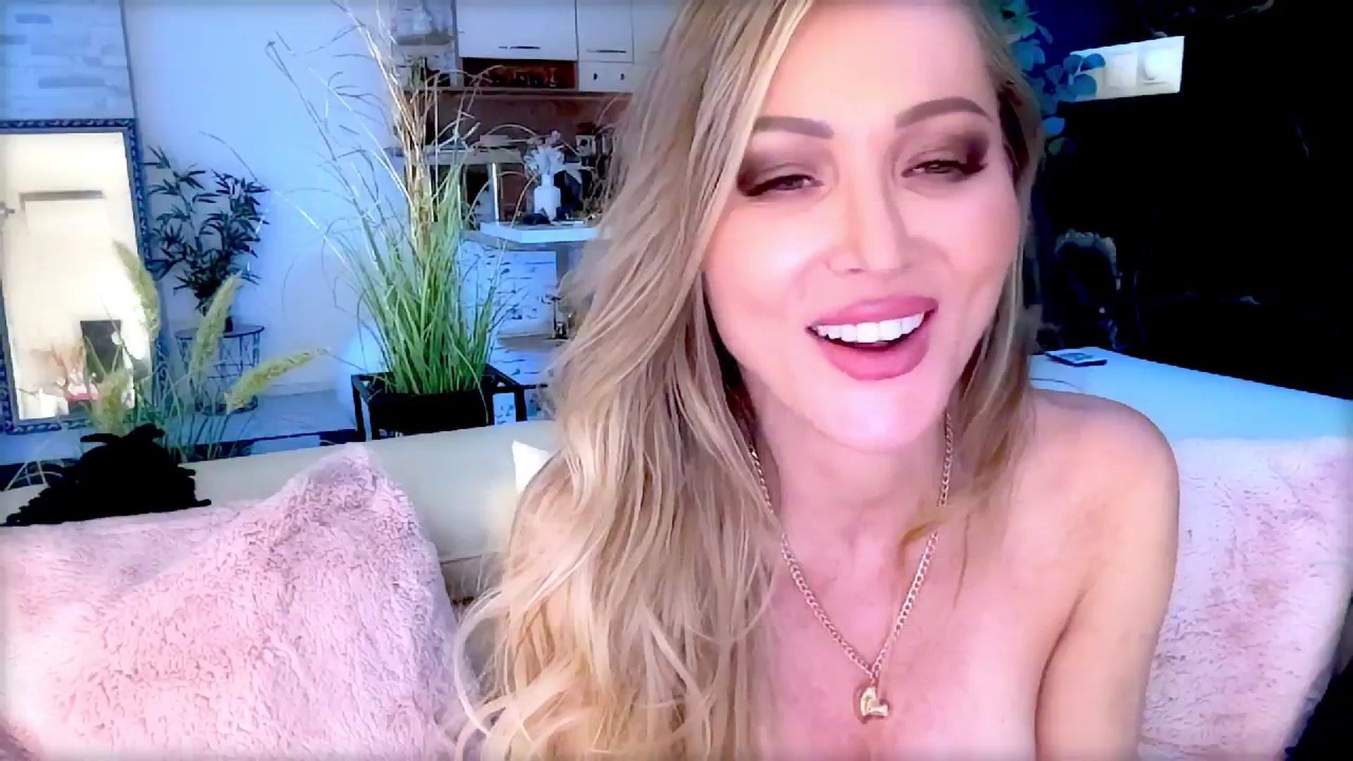 Gallery image thumbnail from Diana_Doll's myfreecams stream on, 06/14/2025, 20:31 image 19 of 20