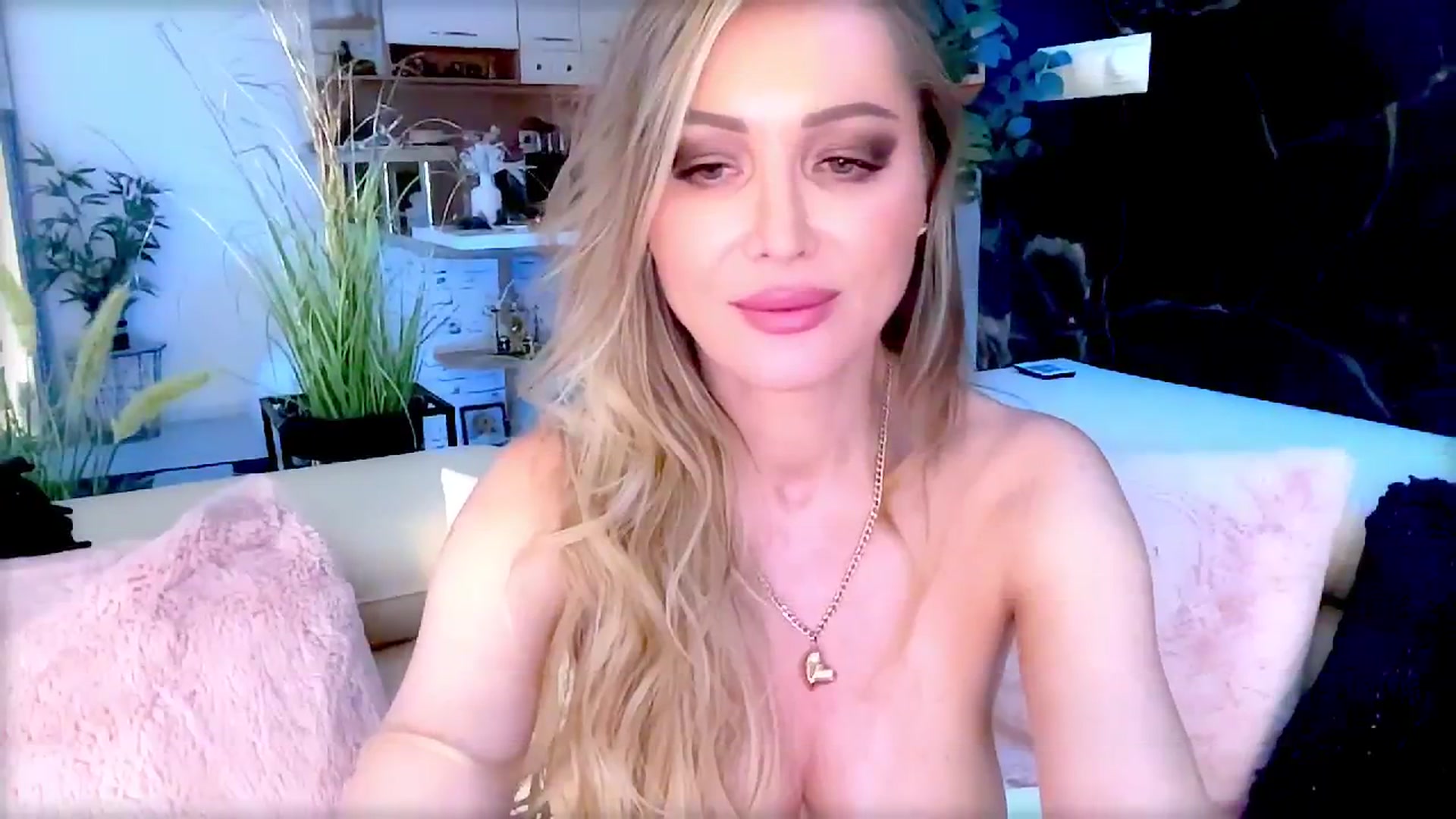 Gallery image thumbnail from Diana_Doll's myfreecams stream on, 06/14/2025, 20:31 image 13 of 20