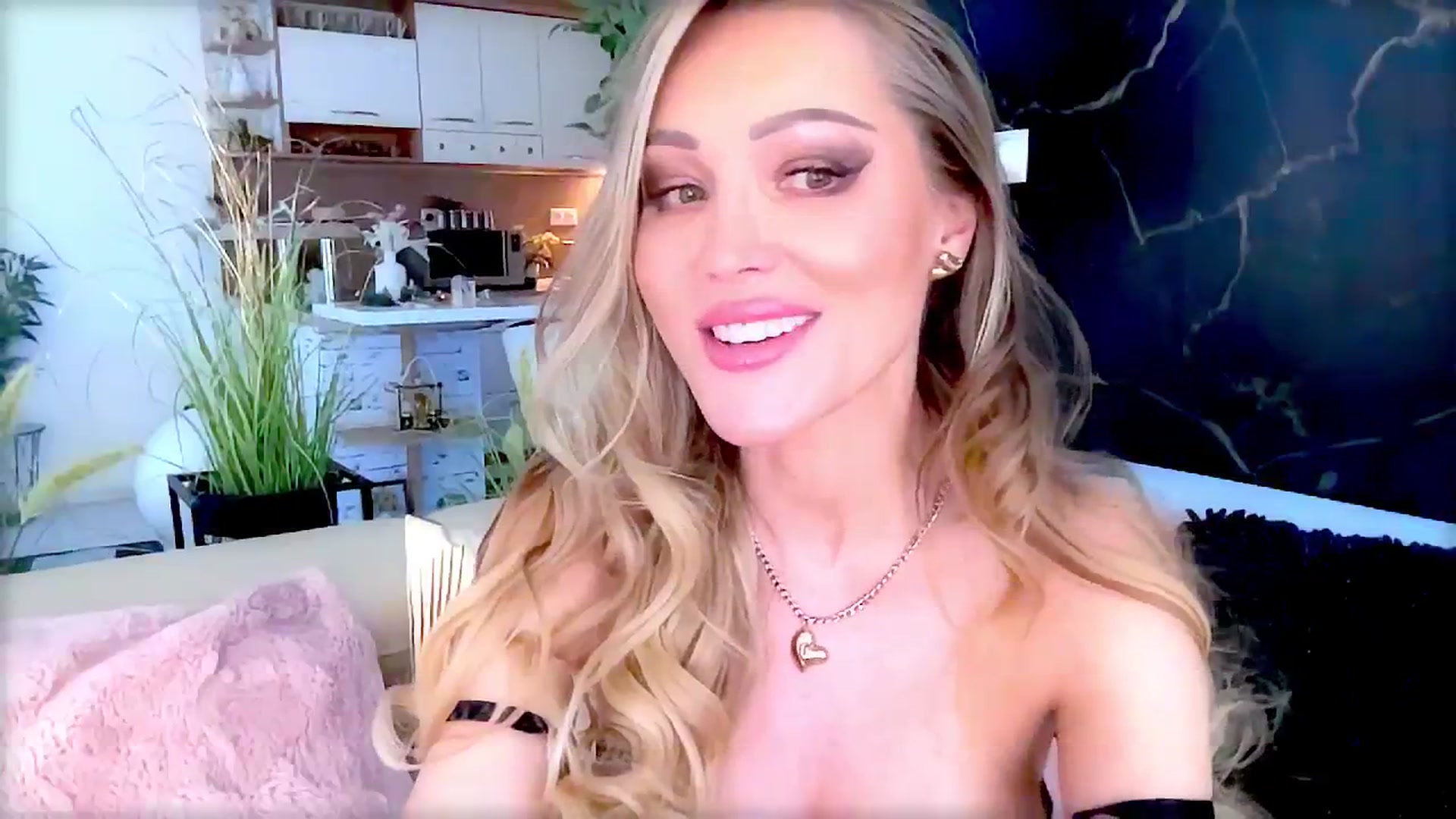 Gallery image thumbnail from Diana_Doll's myfreecams stream on, 06/15/2025, 15:17 image 15 of 20